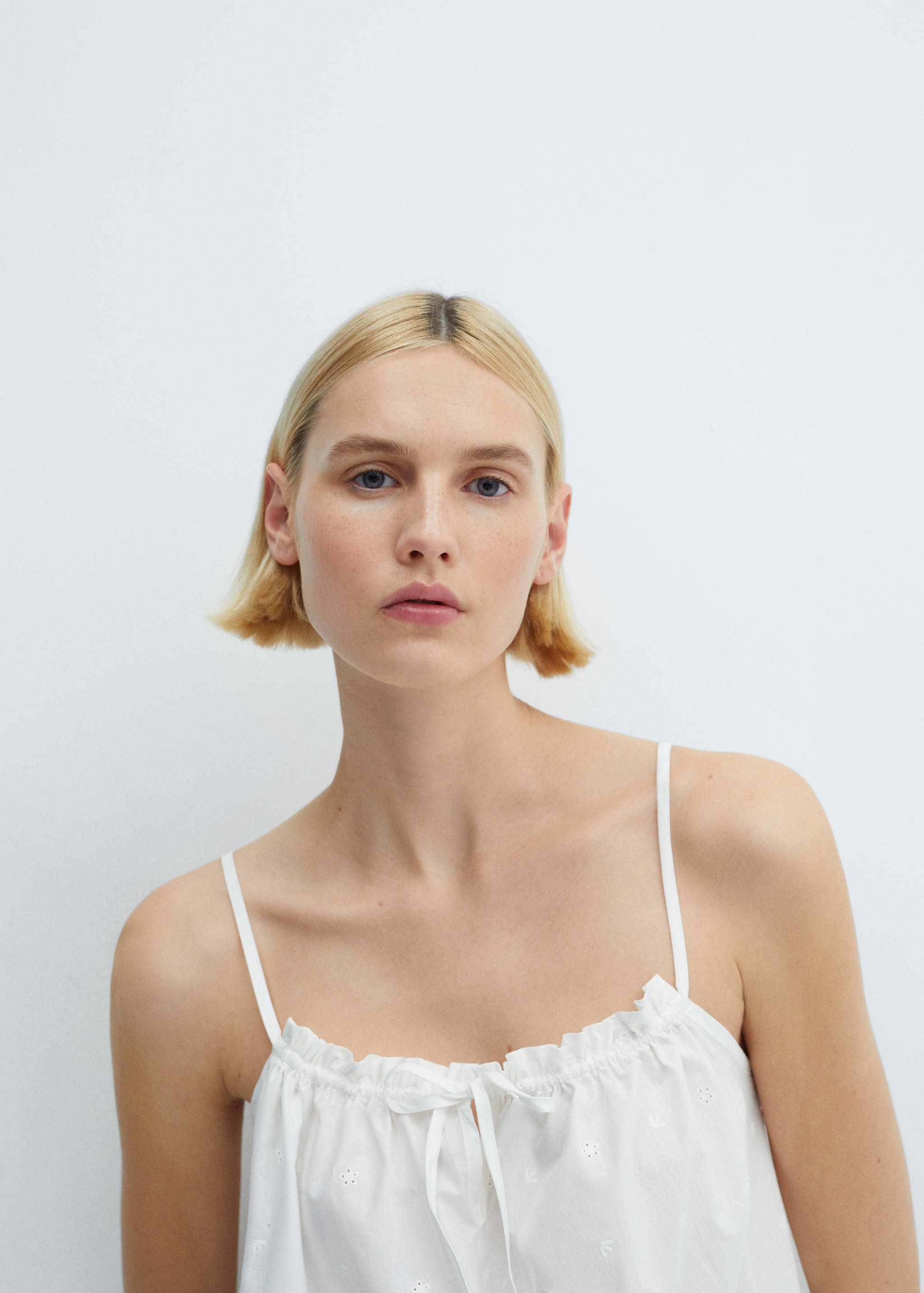 Baumwoll-Nachthemd mit Lochdetails - Detail des Artikels 1