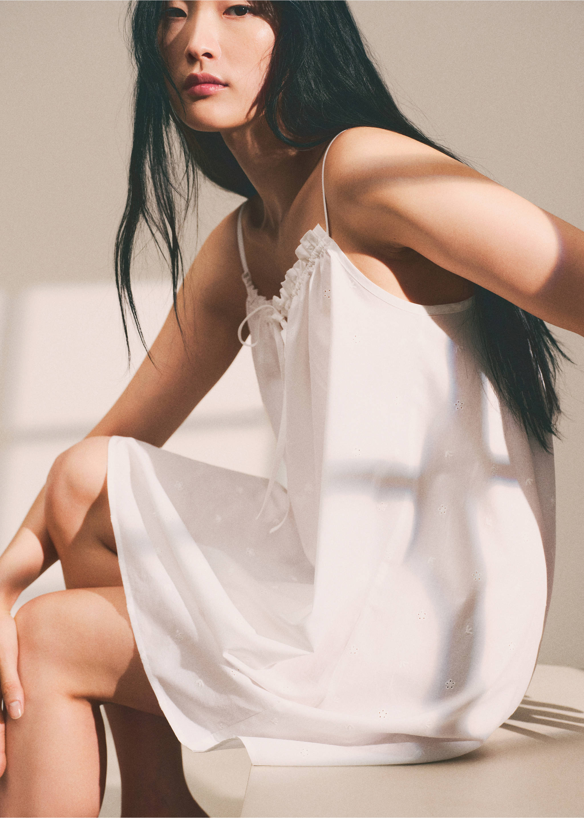 Baumwoll-Nachthemd mit Lochdetails - Detail des Artikels 6, Weiß. Ref: 67046020-00.