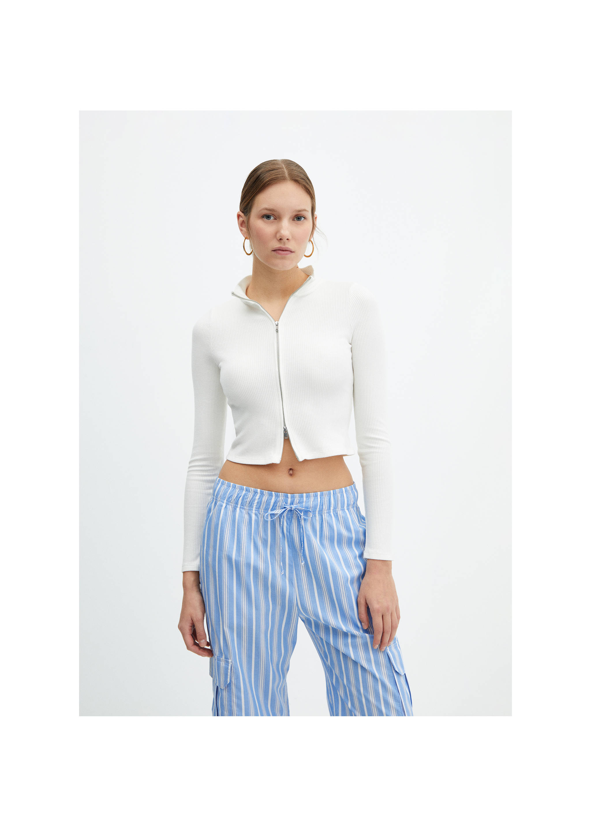 Cardigan mit halbhohem Kragen und Reißverschluss - Mittlere Ansicht, Ecru. Ref: 67046030-00.