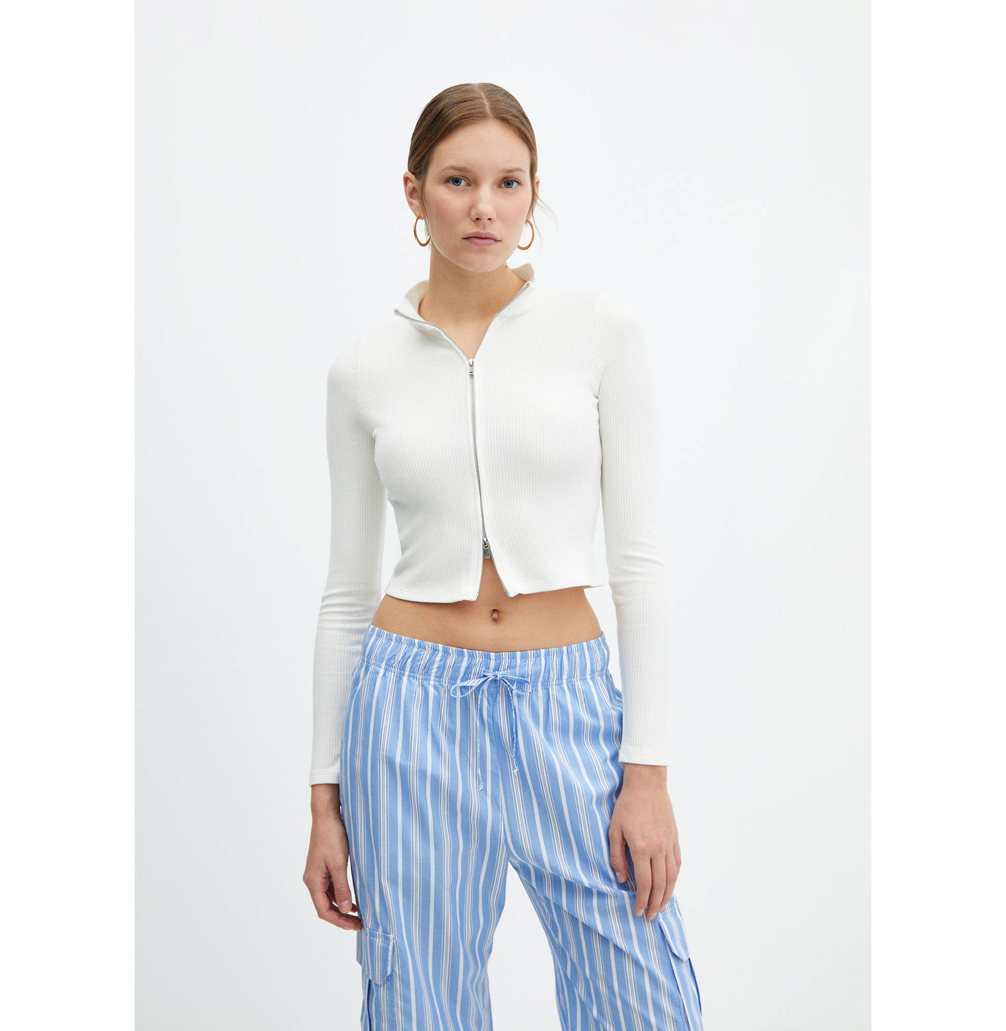 Cardigan mit halbhohem Kragen und Reißverschluss - Mittlere Ansicht