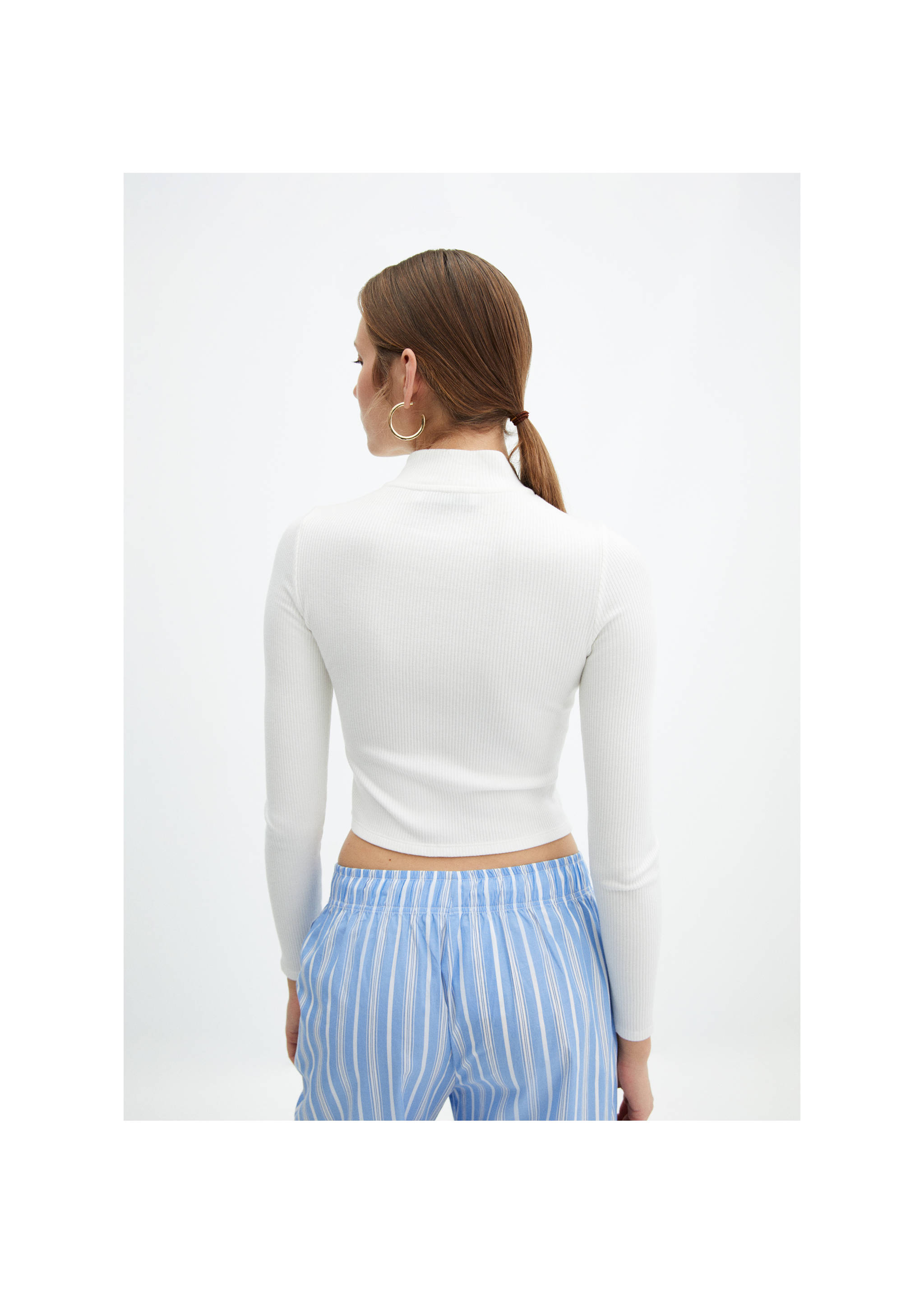 Cardigan mit halbhohem Kragen und Reißverschluss - Rückseite des Artikels, Ecru. Ref: 67046030-00.