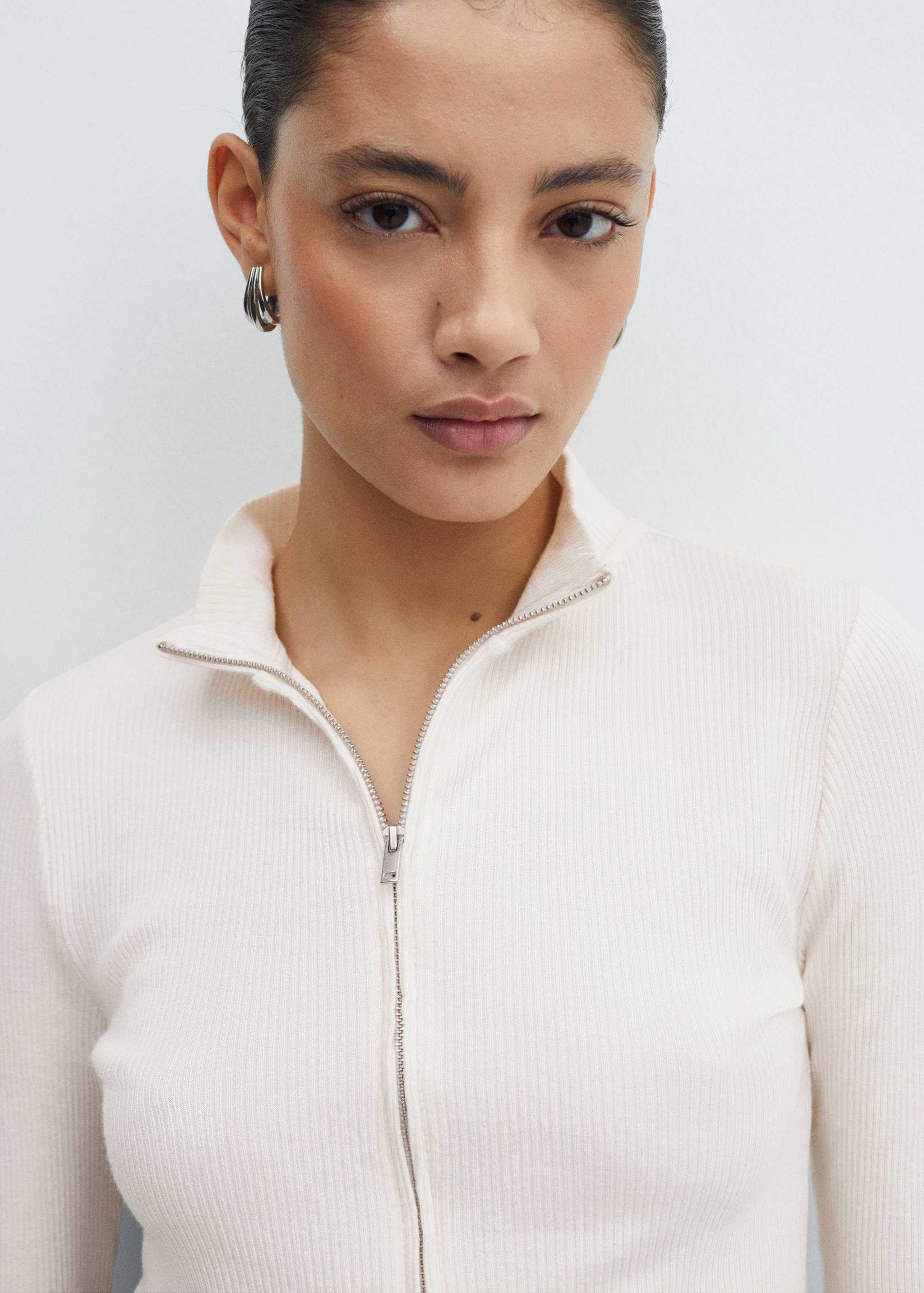 Cardigan mit halbhohem Kragen und Reißverschluss - Detail des Artikels 1