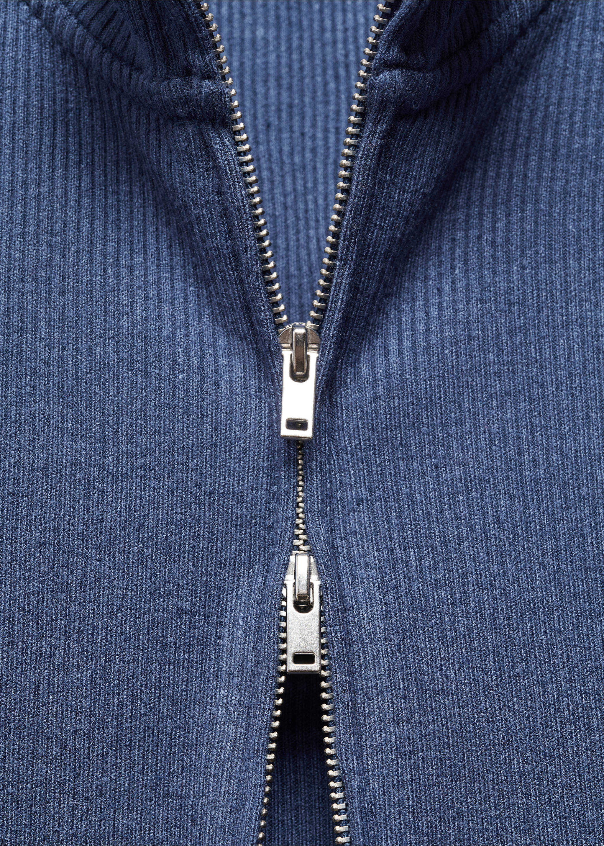 Cardigan mit halbhohem Kragen und Reißverschluss - Detail des Artikels 8, Blau. Ref: 67046030-00.