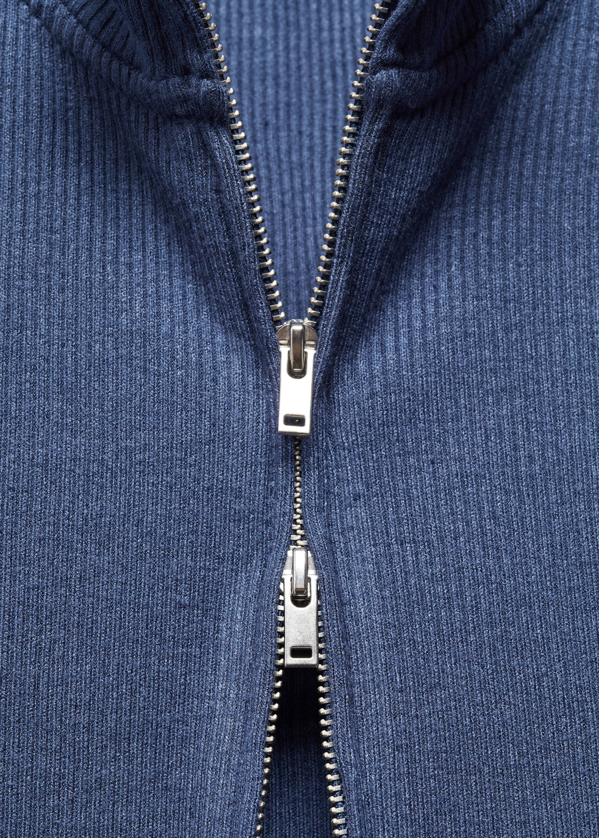 Cardigan mit halbhohem Kragen und Reißverschluss - Detail des Artikels 8