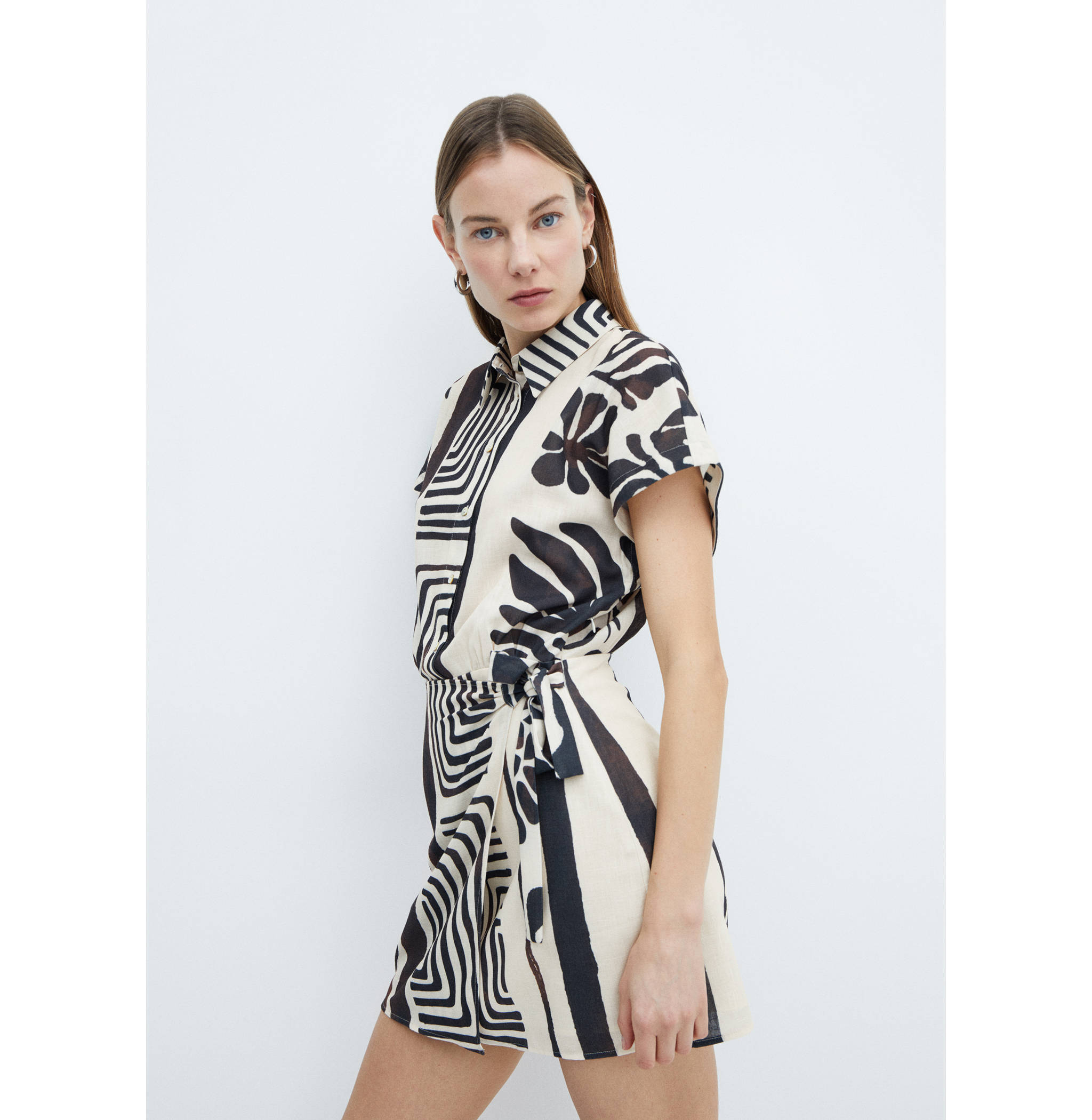 Gemustertes Hemdblusenkleid in Wickel-Optik - Mittlere Ansicht