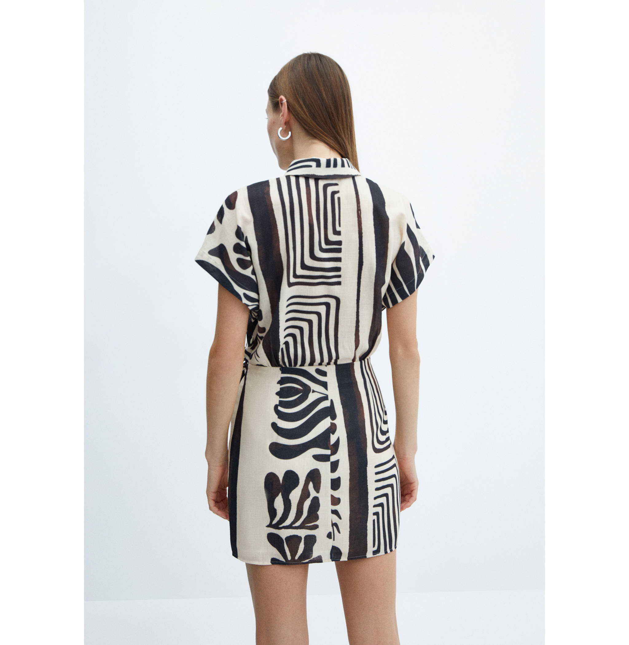 Gemustertes Hemdblusenkleid in Wickel-Optik - Rückseite des Artikels