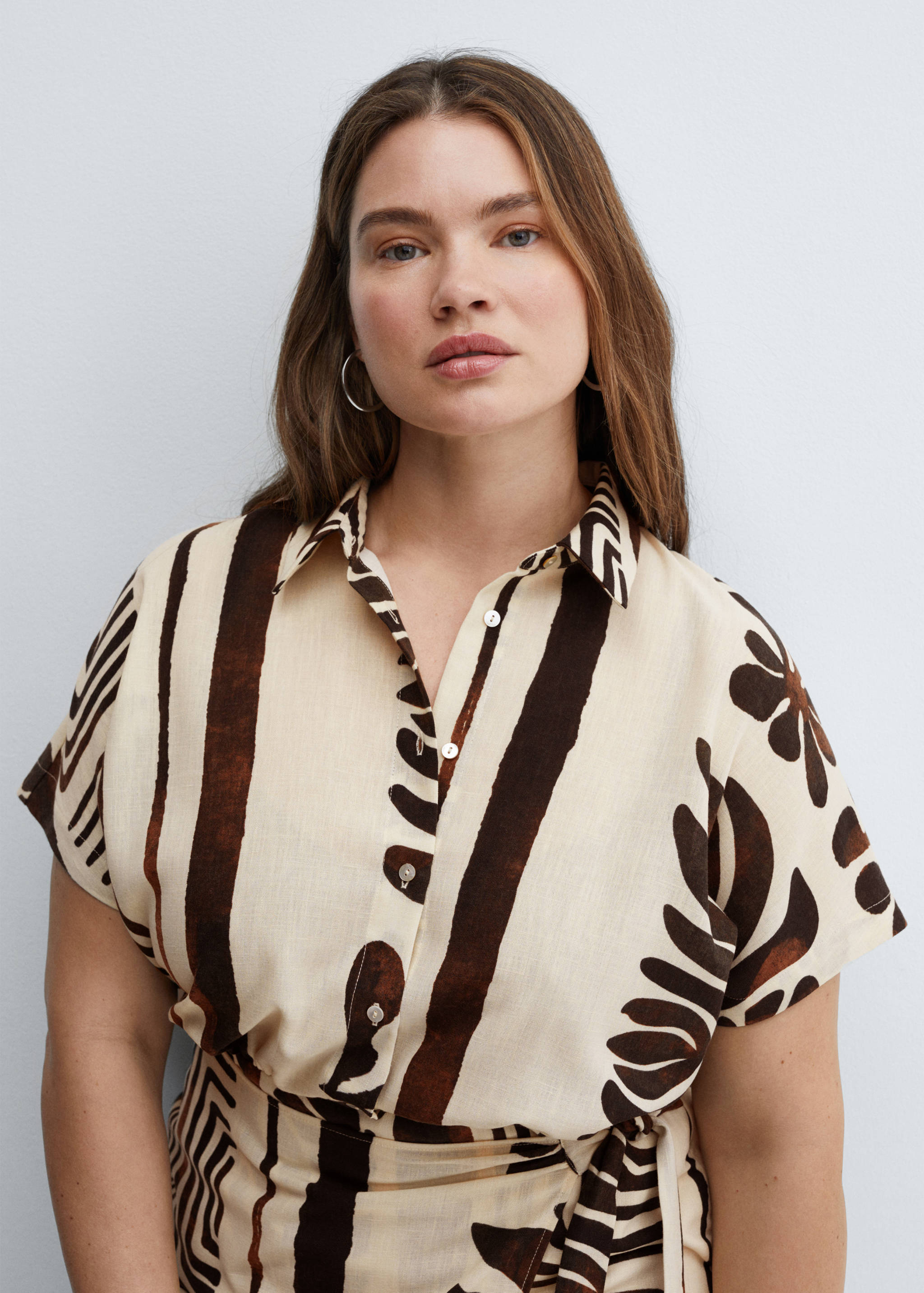 Gemustertes Hemdblusenkleid in Wickel-Optik - Detail des Artikels 4