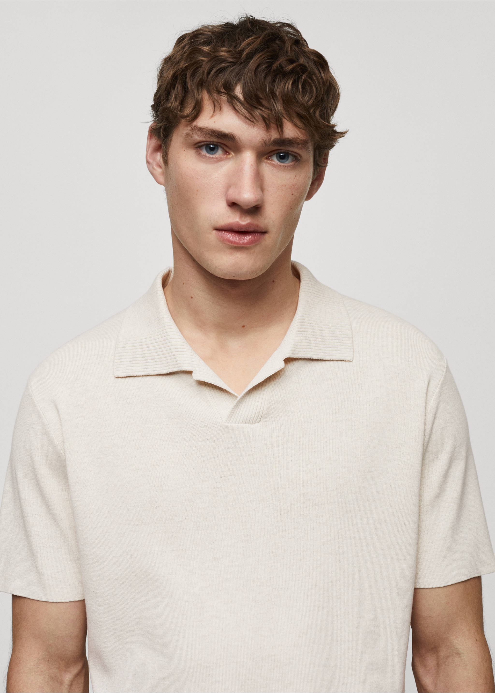 Fine-knit cotton polo shirt - Details of the article 1, Sand. Ref: 67047701-00.