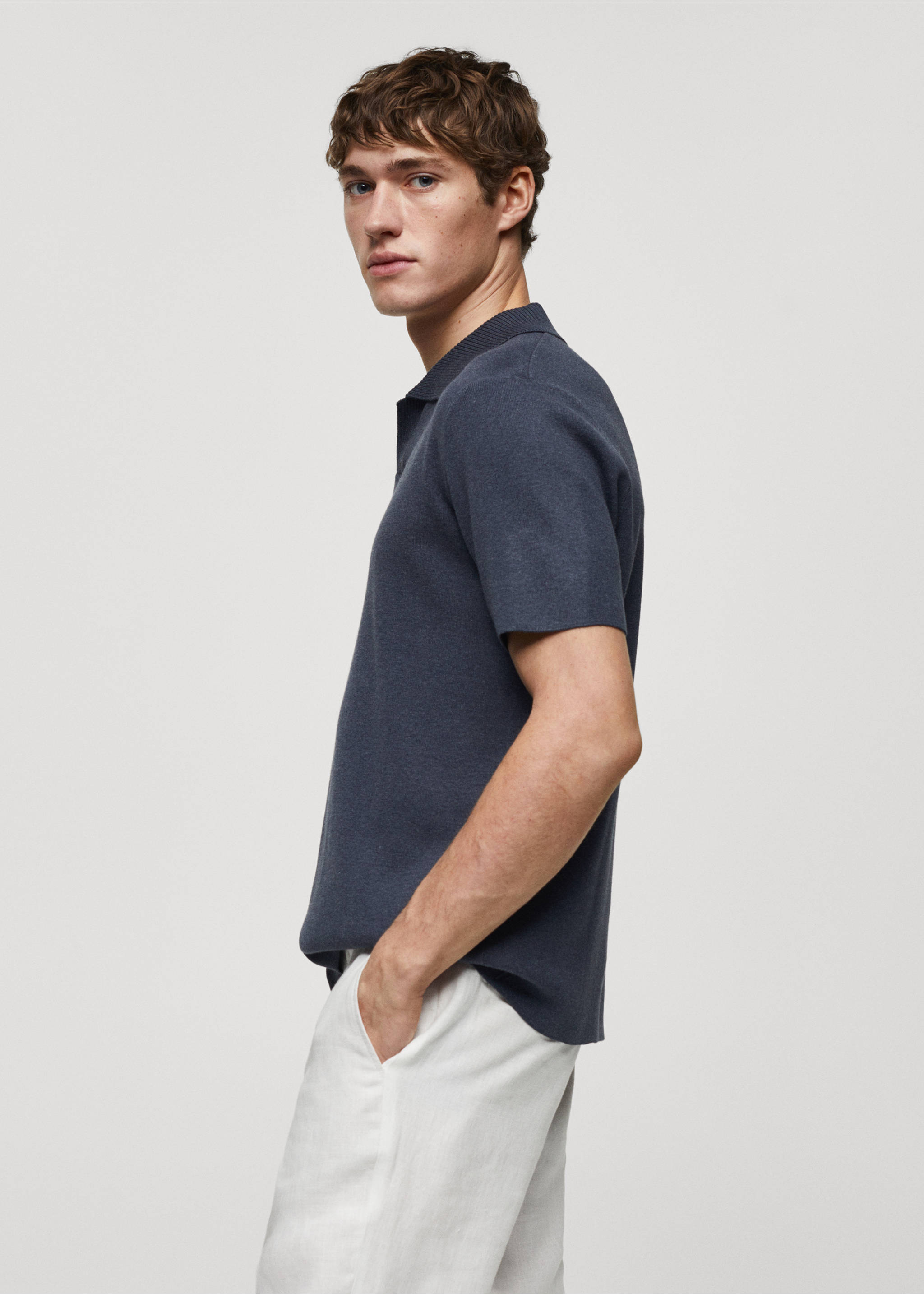 Fine-knit cotton polo shirt - Details of the article 2, Indigo Blue. Ref: 67047701-00.