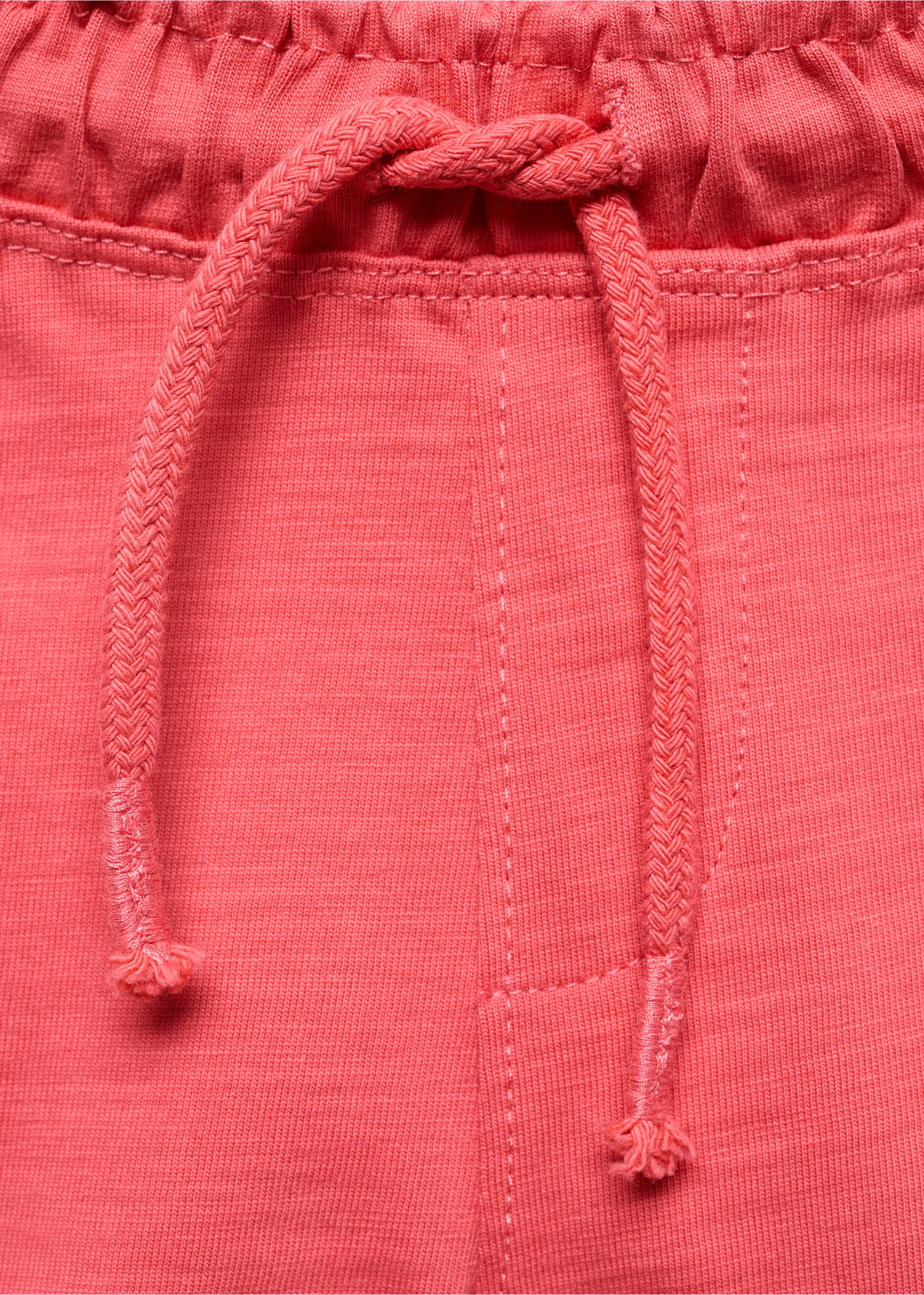 Elastic waist Bermuda shorts - Details of the article 8, Coral Red. Ref: 67047917-00.