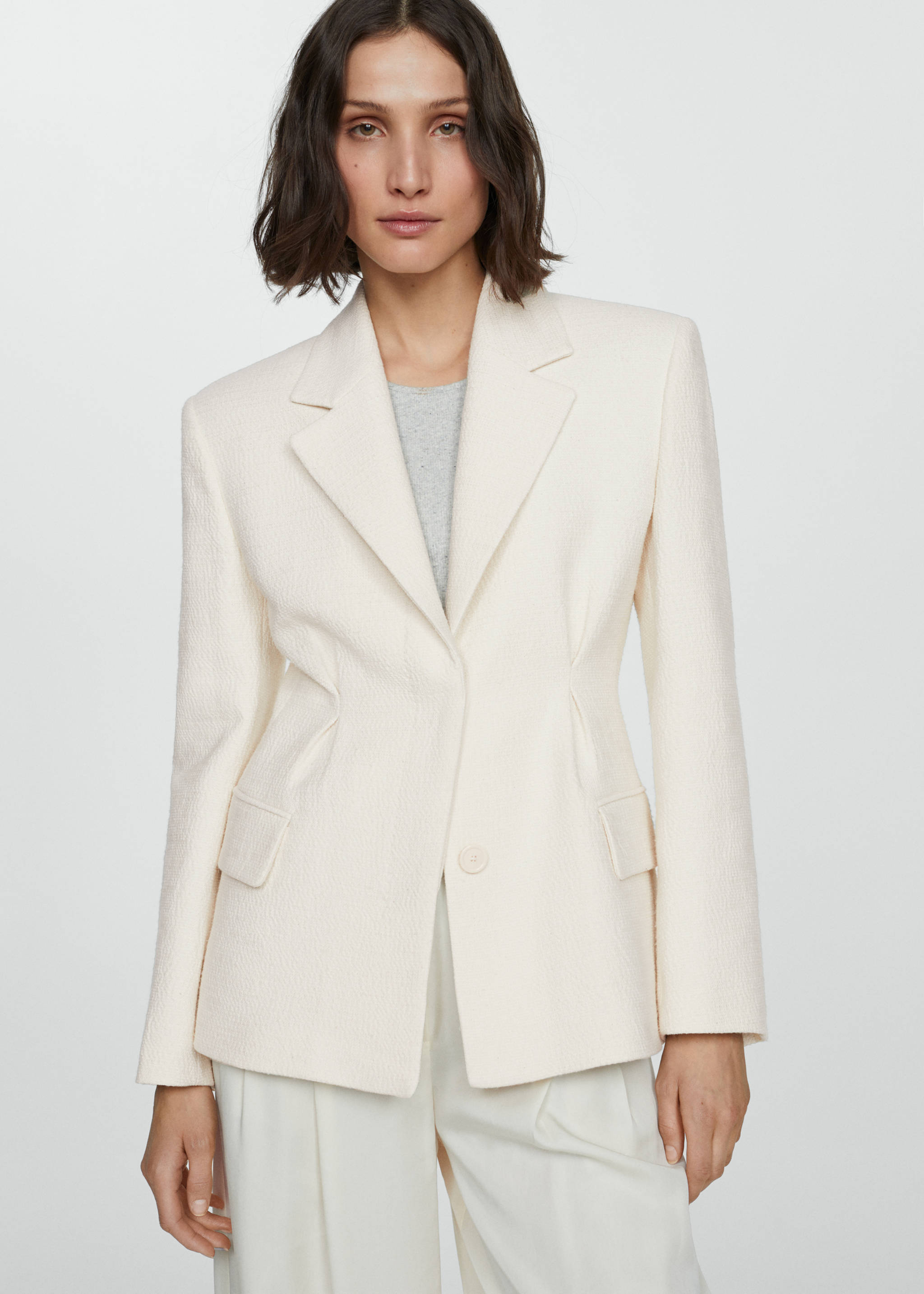 Blazer med tekstur og folder-detalj - Halvtotal bildeutsnitt