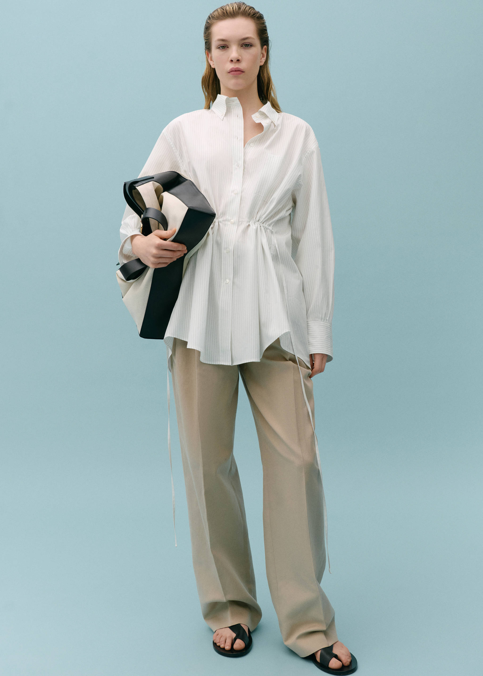 Camisa fruncida abertura posterior - Plano general