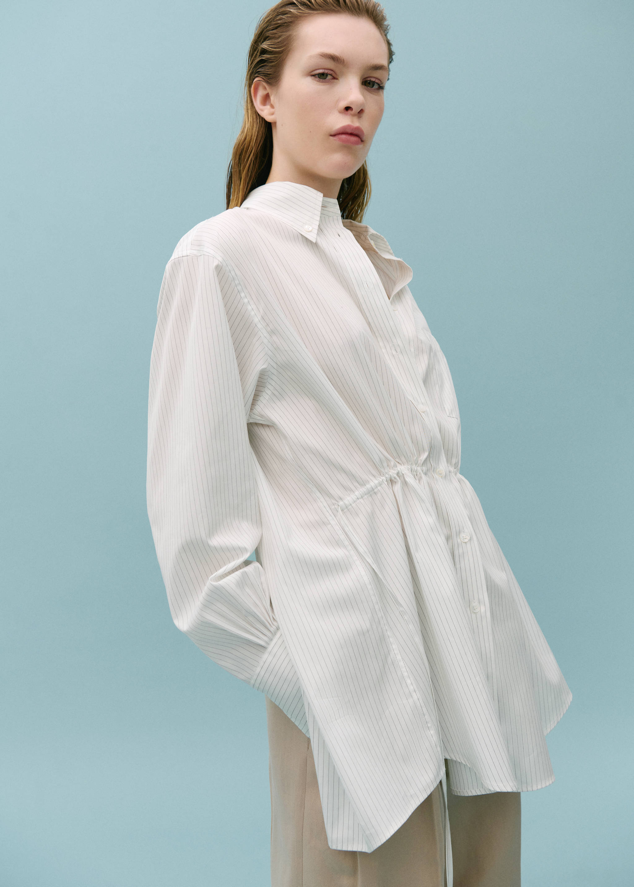 Camisa fruncida abertura posterior - Plano medio