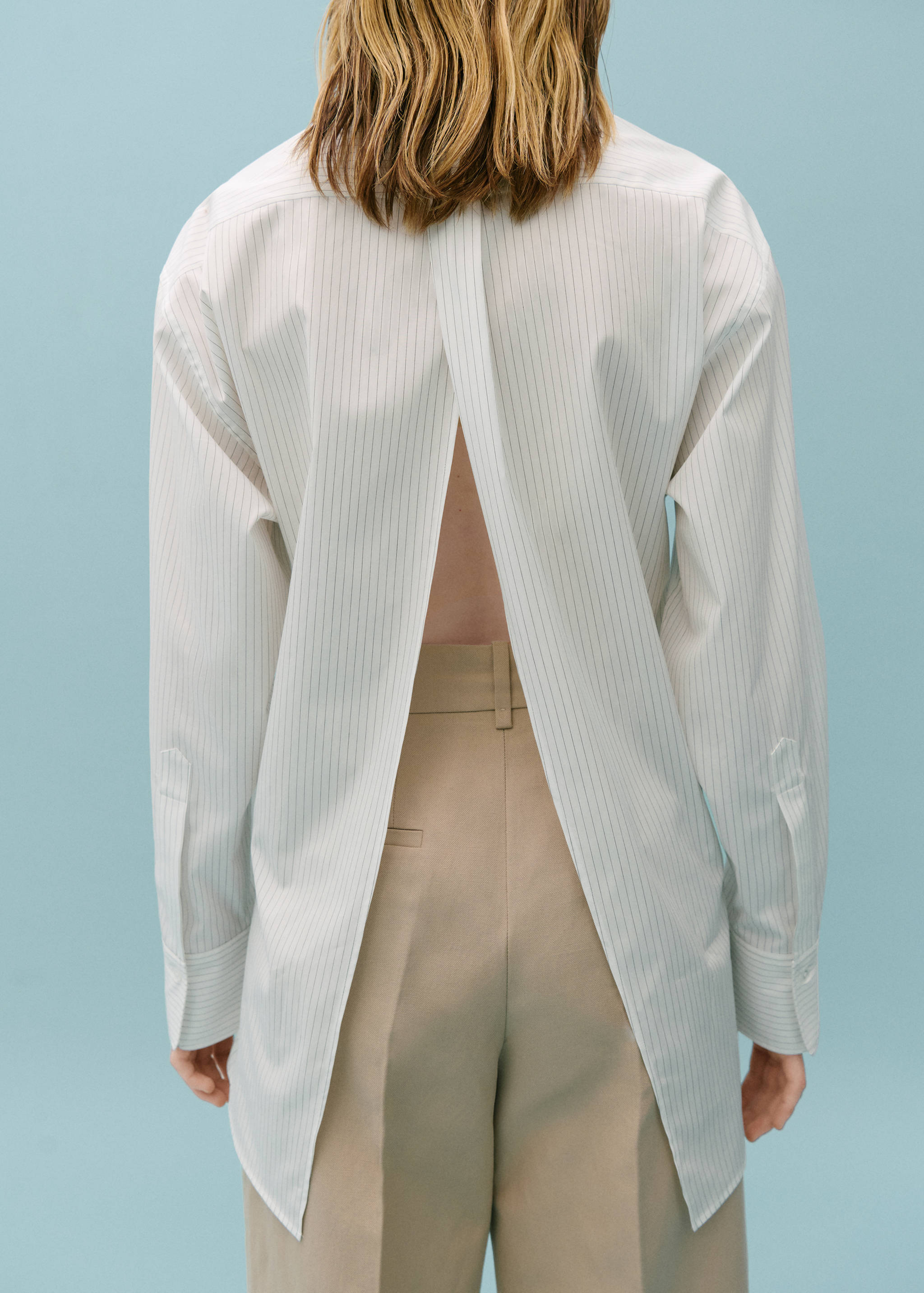 Camisa fruncida abertura posterior - Reverso del artículo