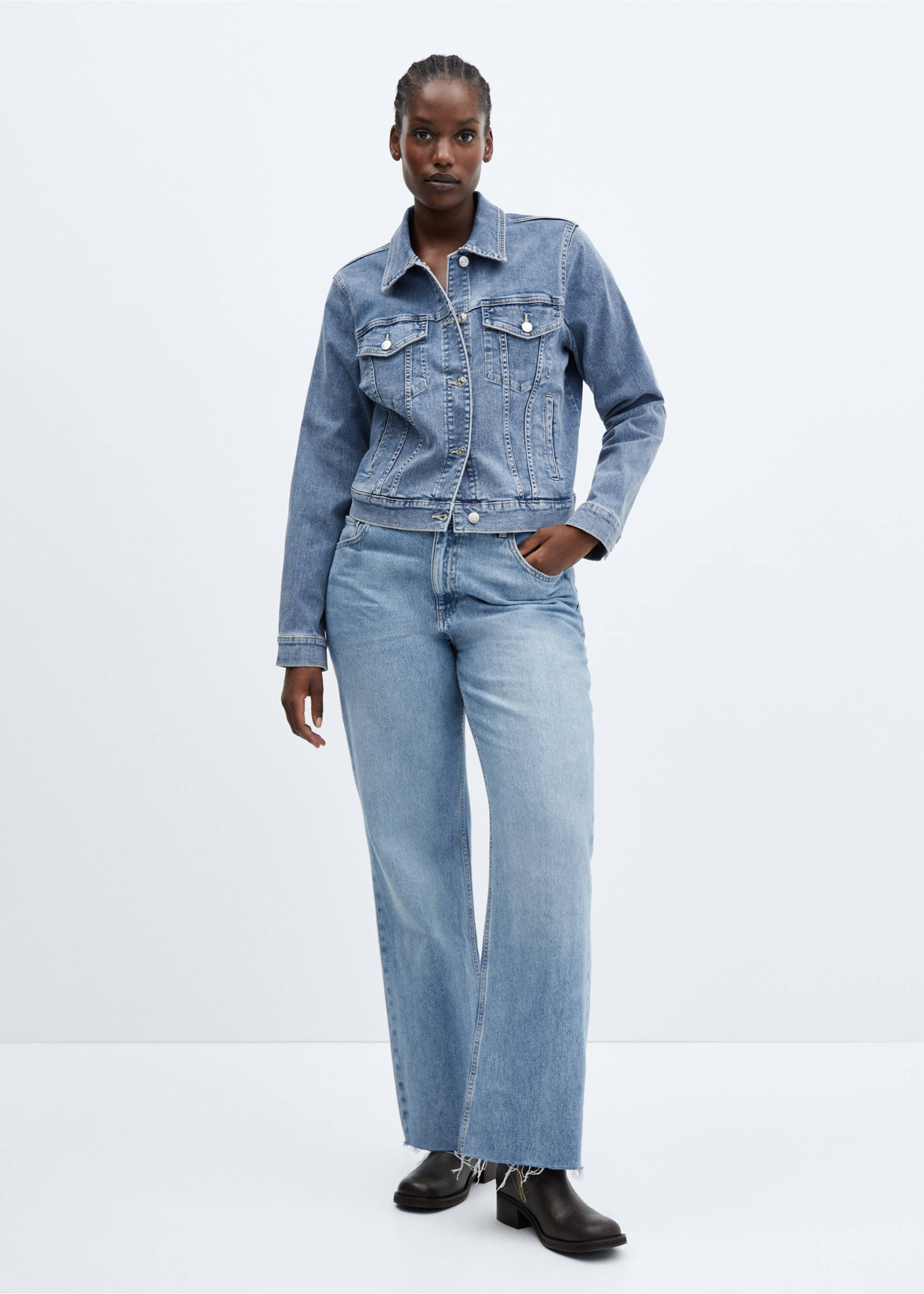 Jeansjacke mit Taschen - Detail des Artikels 3, Mittelblau. Ref: 67050295-00.