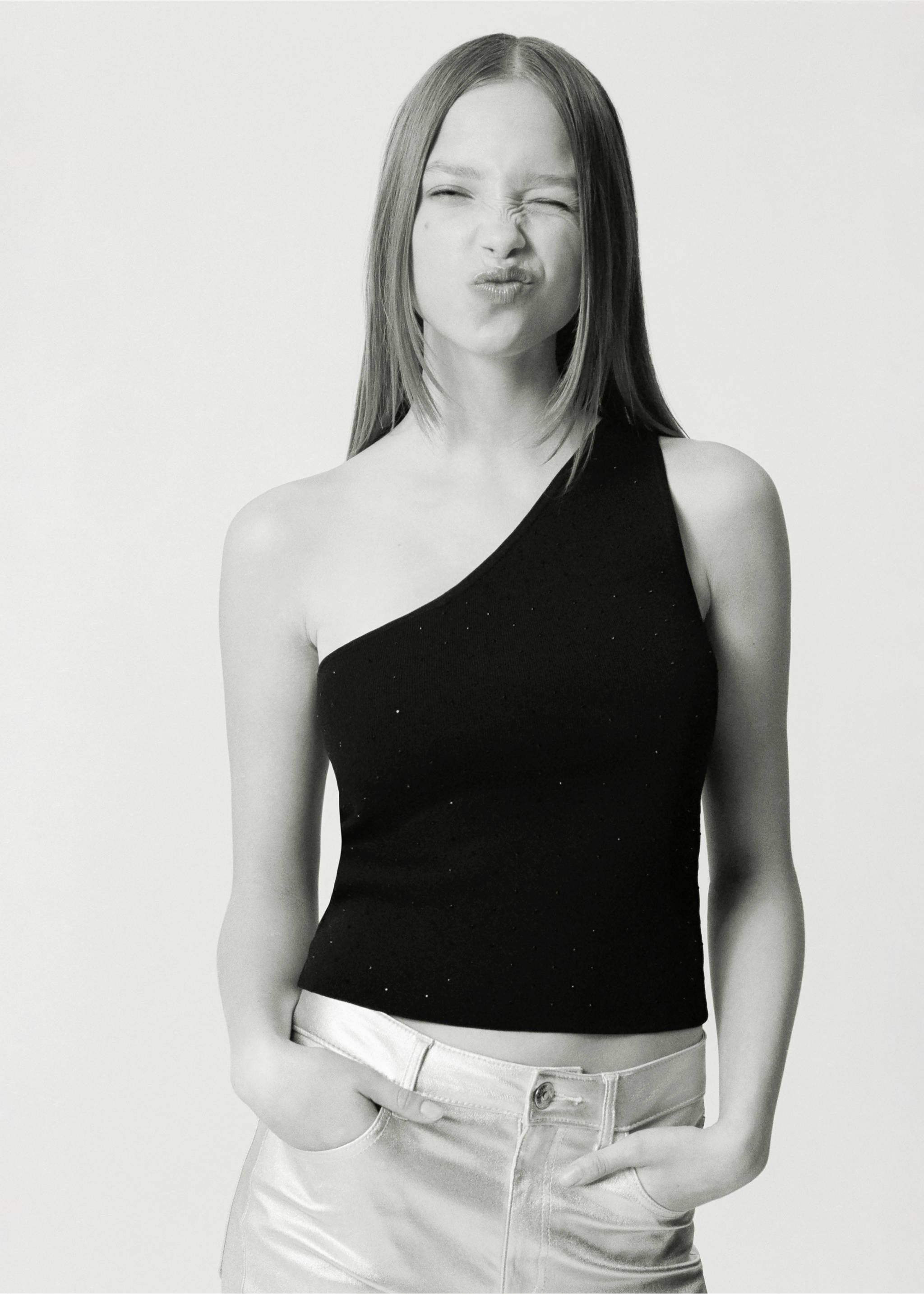 Crop top asymétrique - Détail de l'article 5, Noir. Ref: 67050360-00.