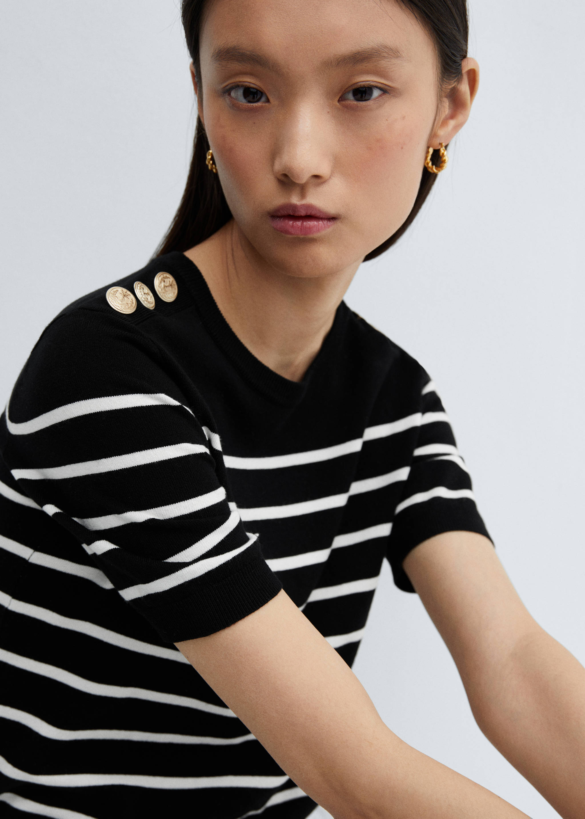 Gestreifter Pullover mit Knöpfen - Detail des Artikels 1