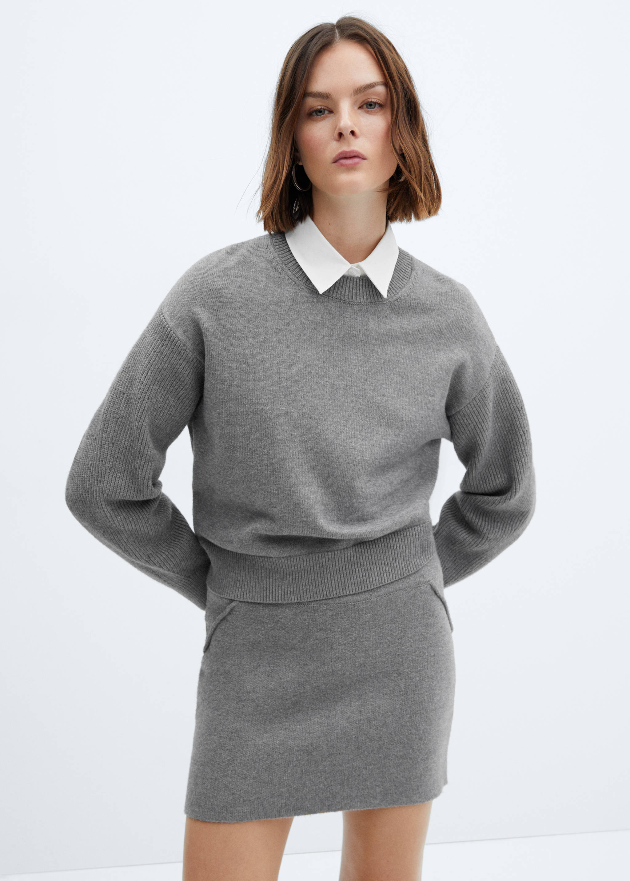 Round-neck knitted sweater - Medium plane