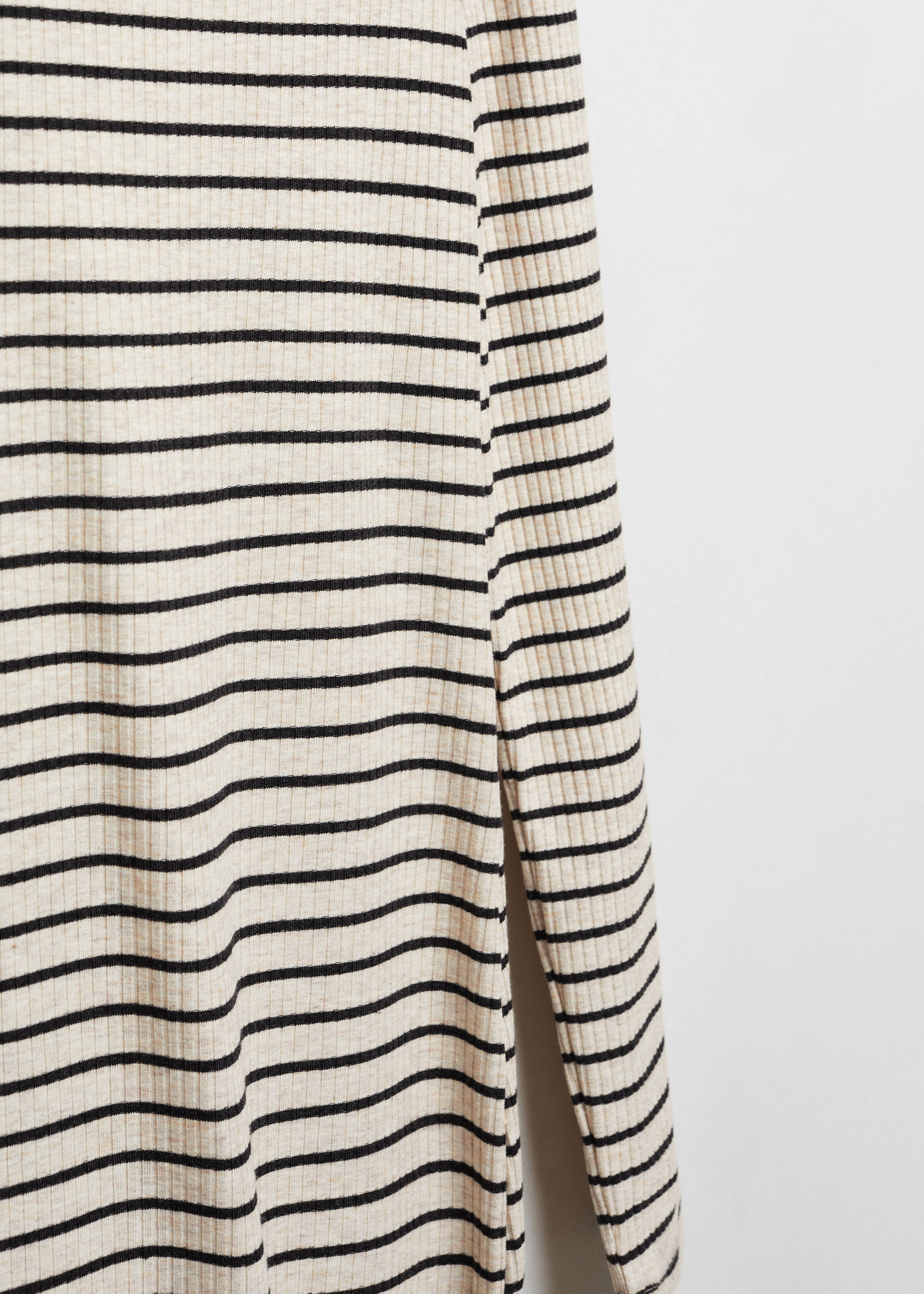 Gestreiftes Kleid mit Rippstruktur - Detail des Artikels 8