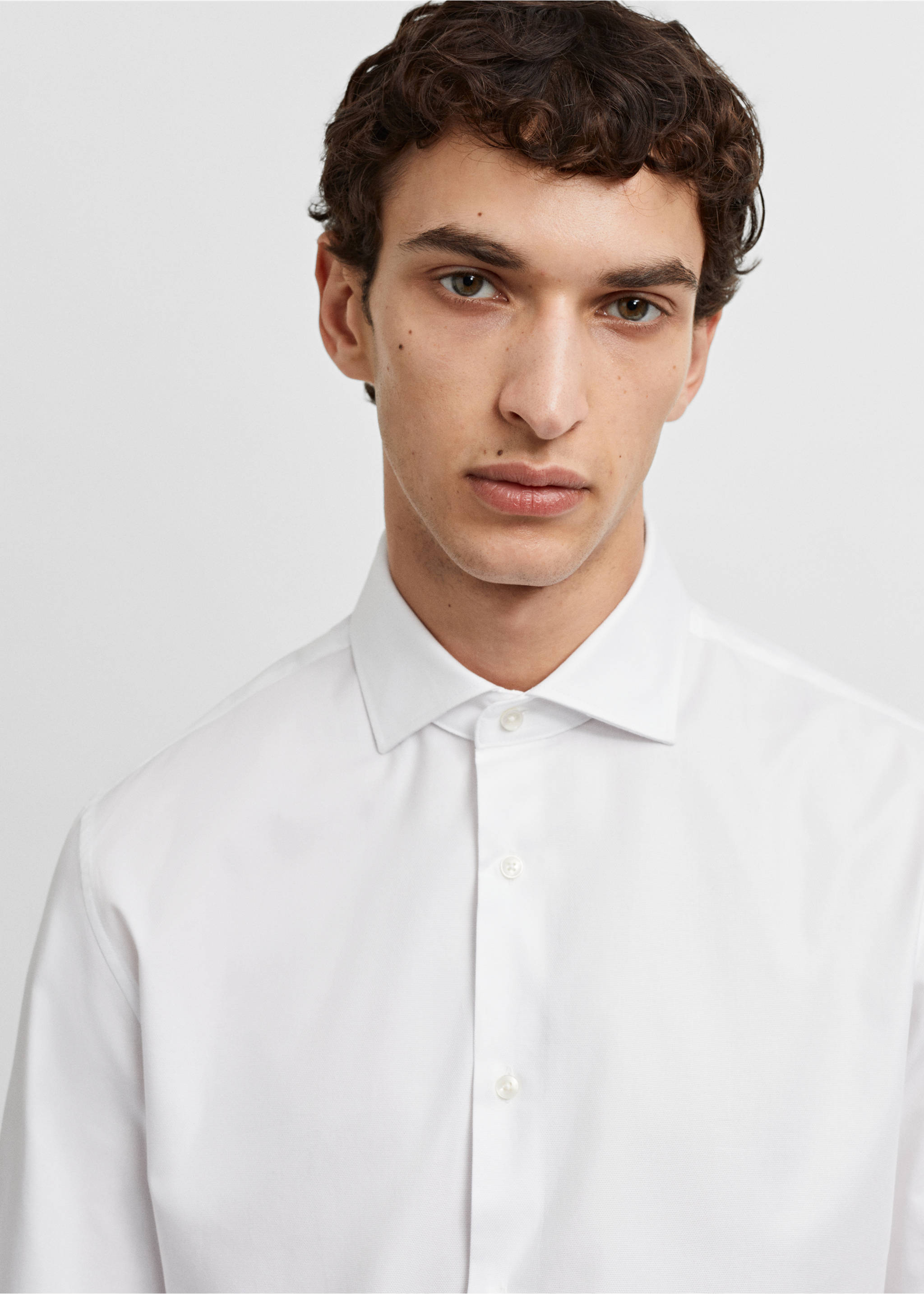 Strukturiertes Slim Fit-Oberhemd aus Baumwolle - Detail des Artikels 1, Weiß. Ref: 67050624-00.