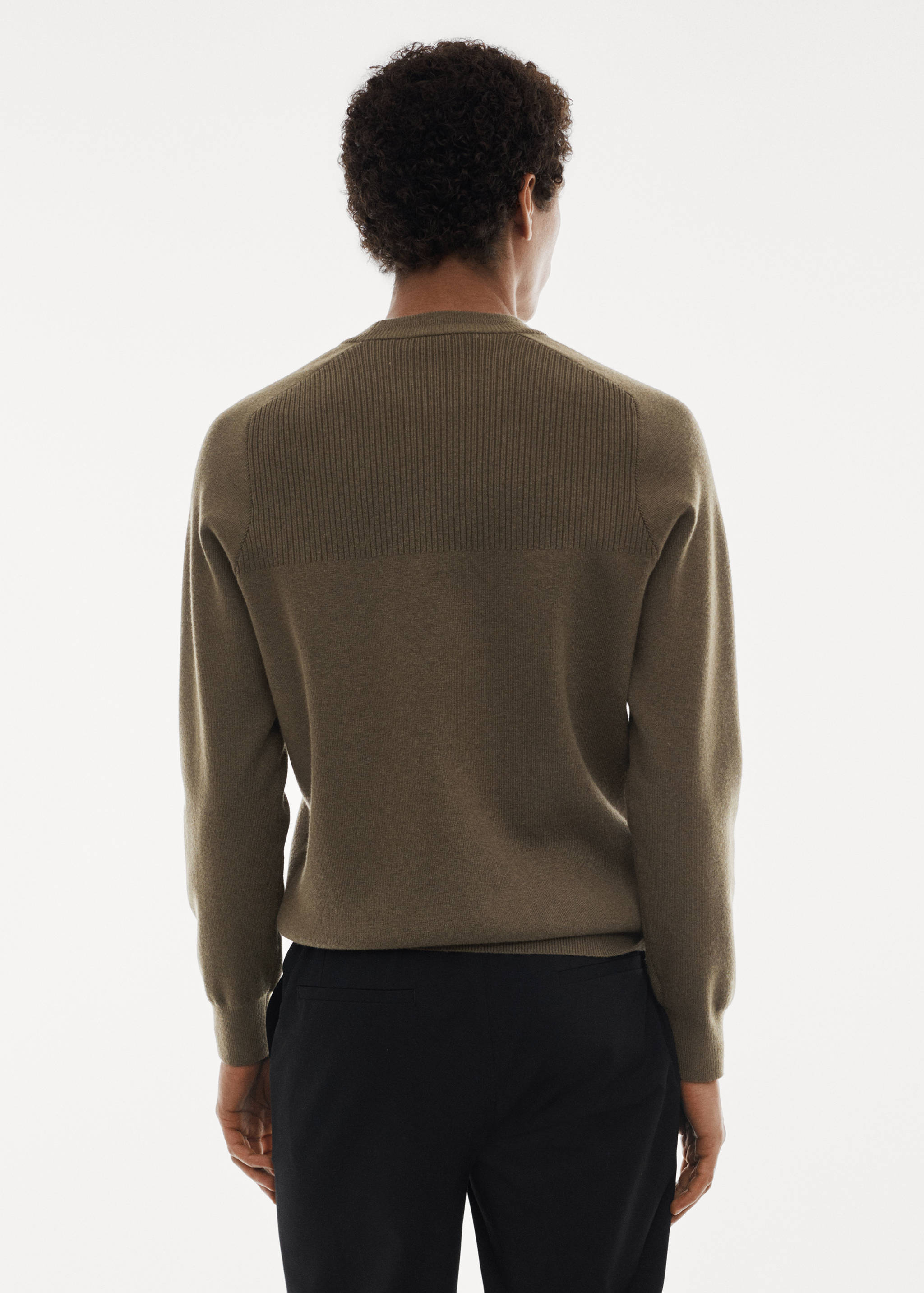 Stretchpullover mit Rippdetail - Rückseite des Artikels