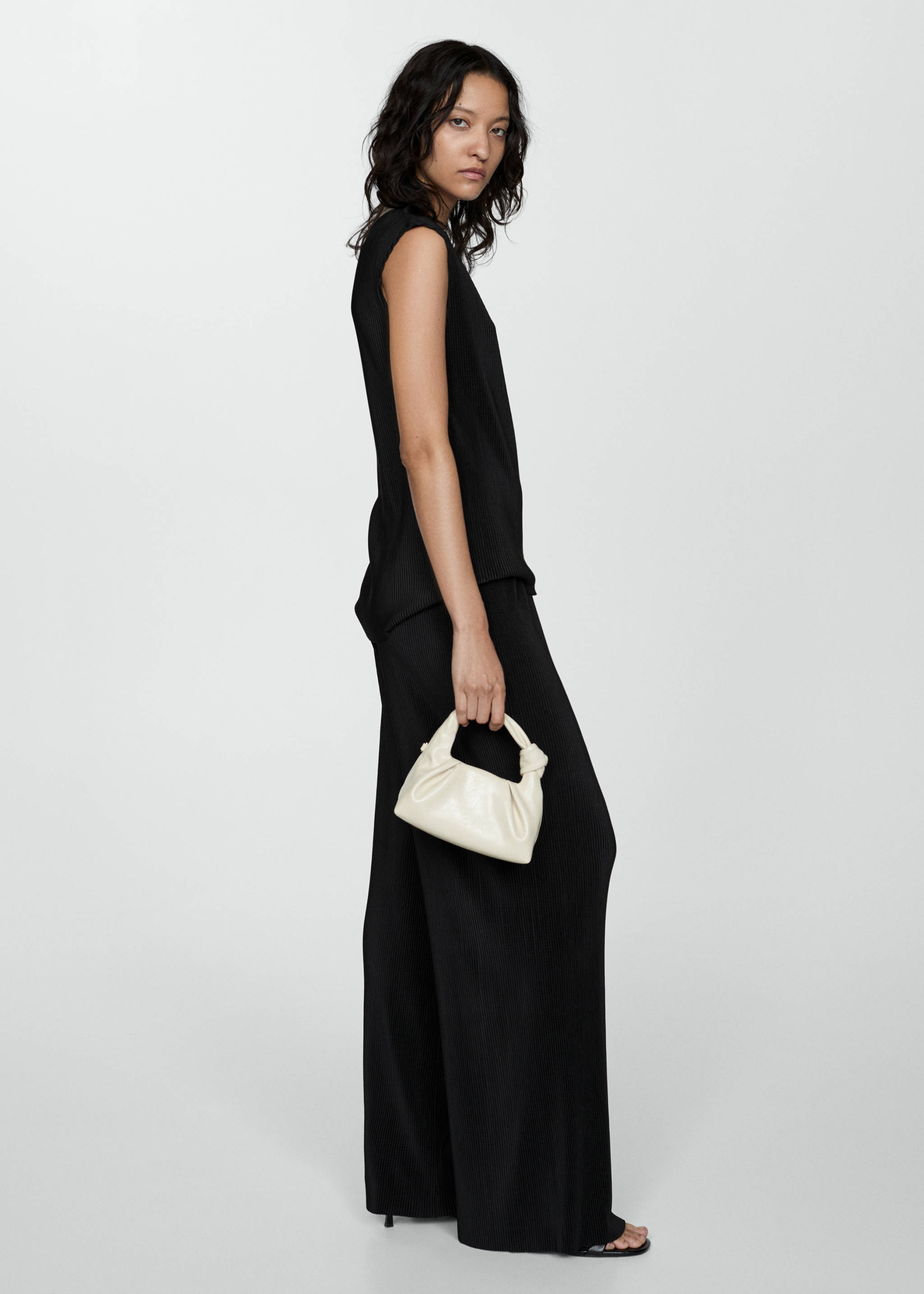 Pantalón palazzo plisado - Plano general