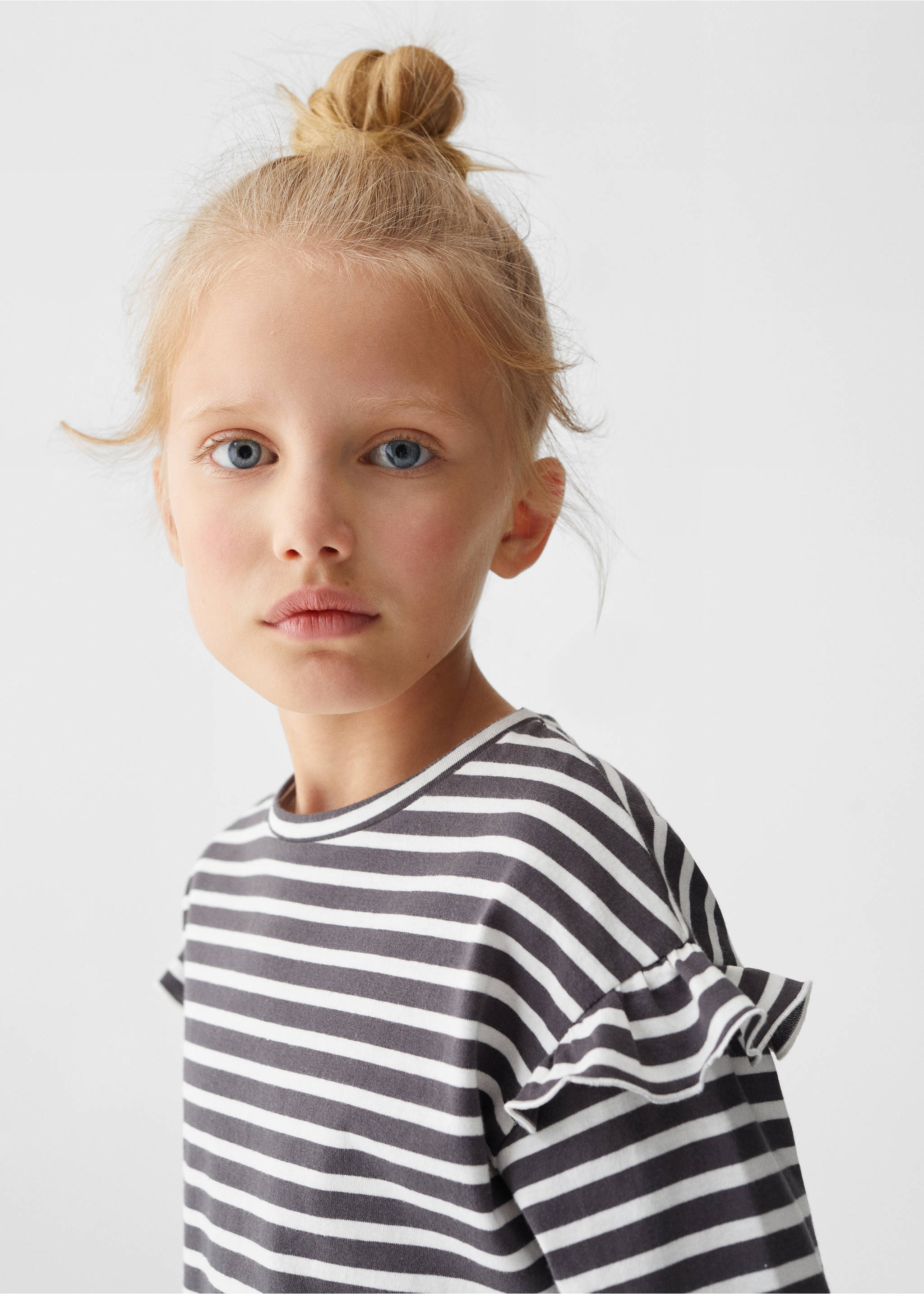 Striped ruffle sleeve t-shirt - Details of the article 1, Charcoal. Ref: 67050665-00.