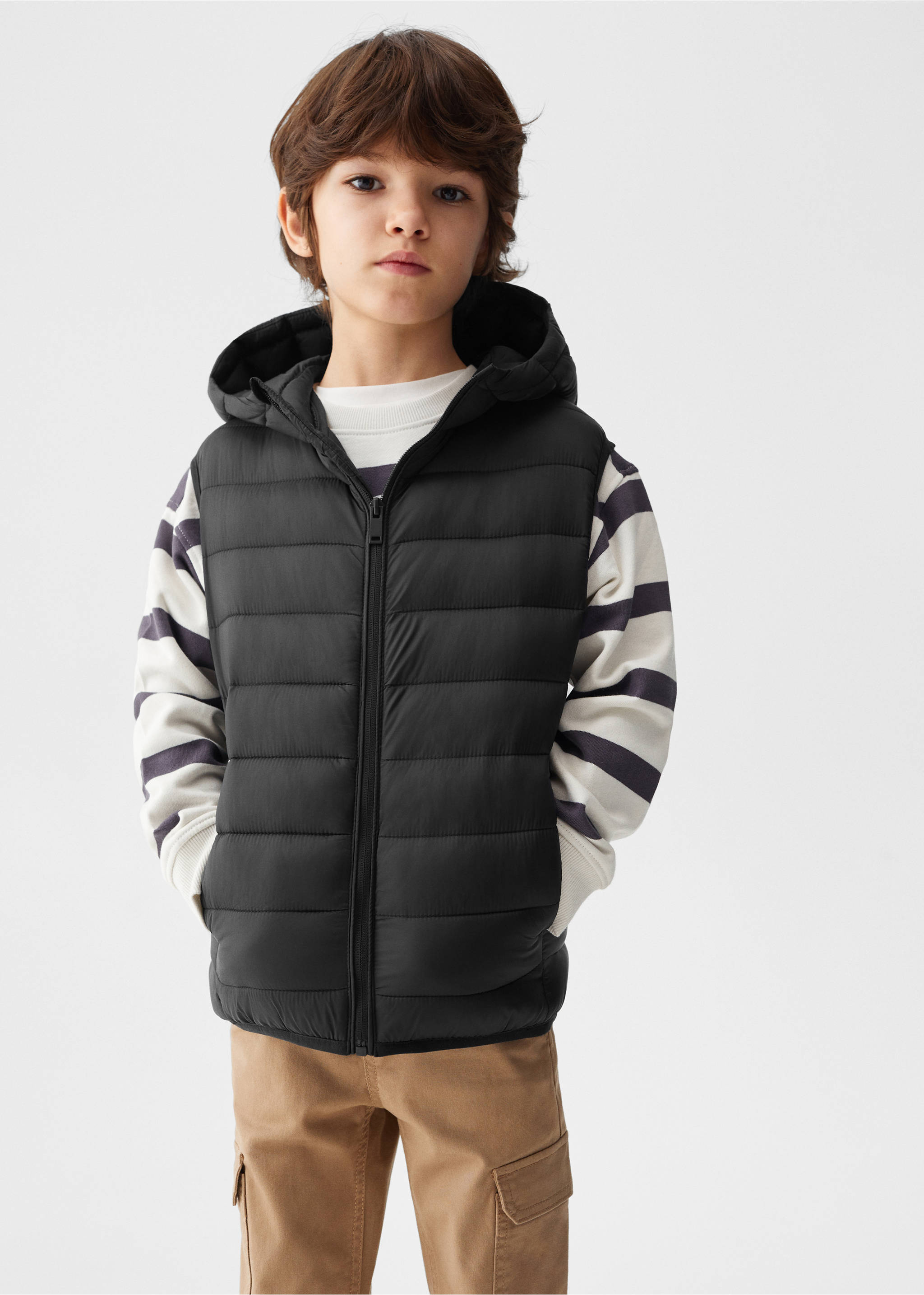 Quilted gilet with hood - Medium plane, Black. Ref: 67051505-00.