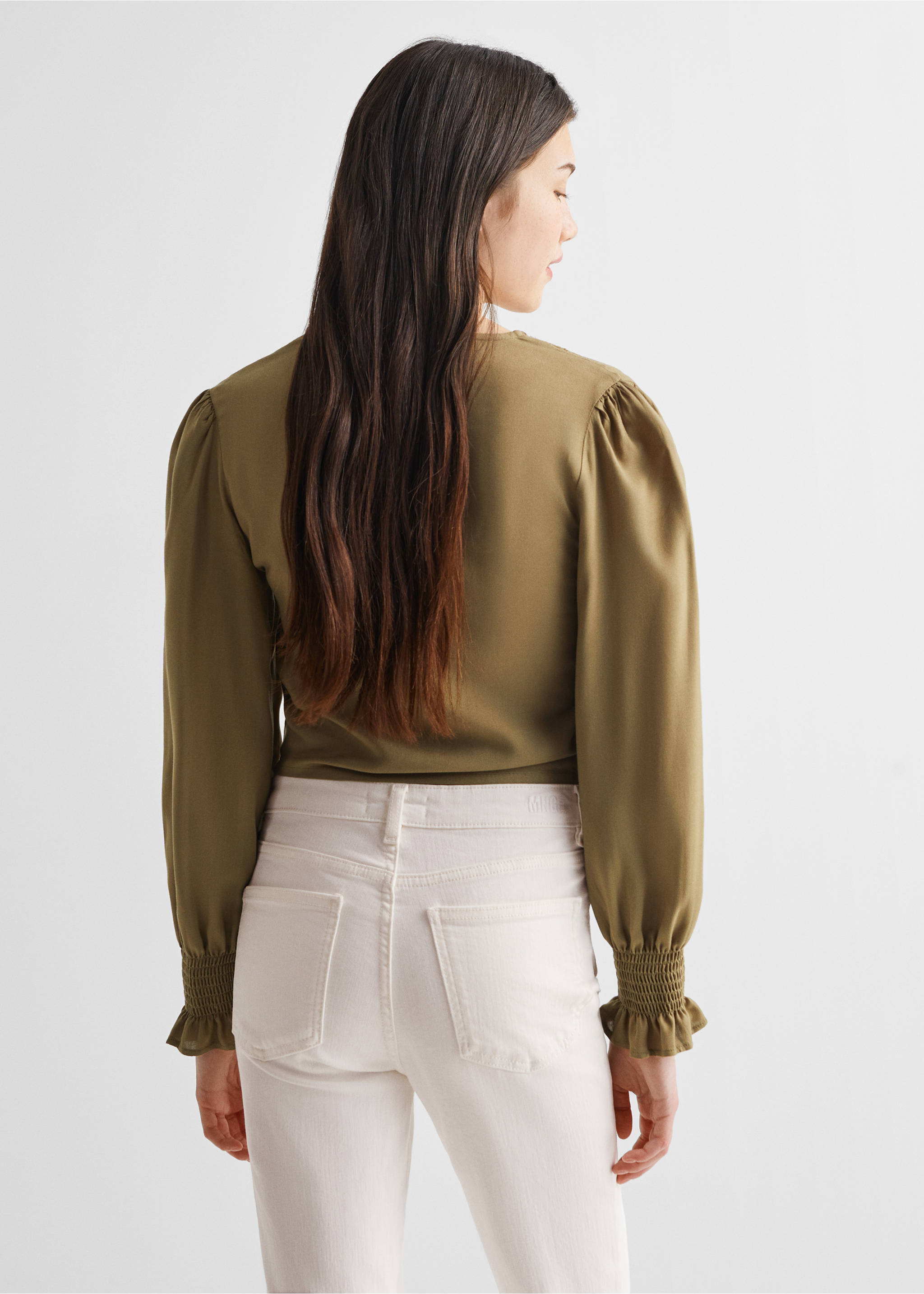 Løstsittende bluse med rysjer - Baksiden av artikkelen, Khaki. Ref: 67052911-00.