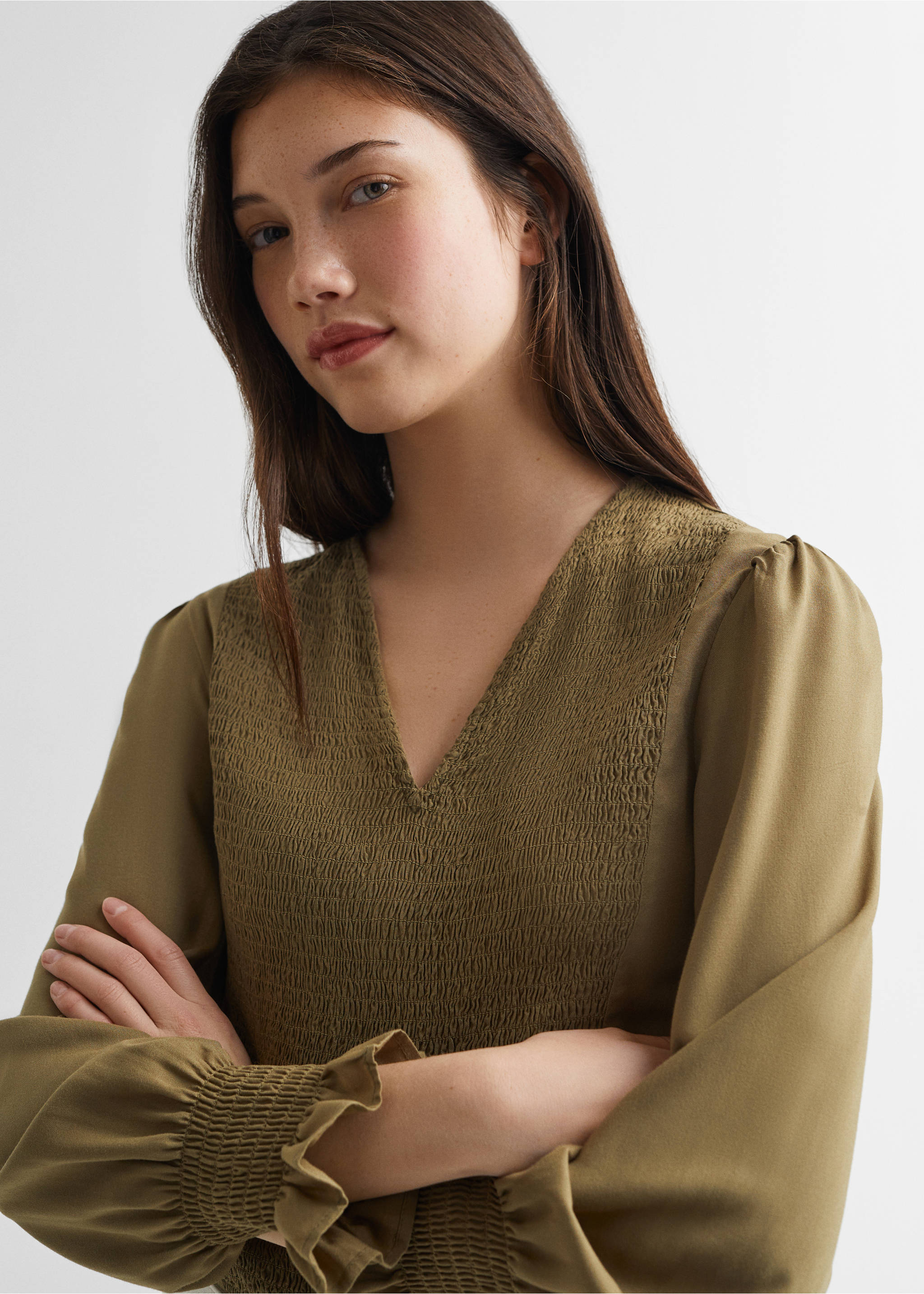 Løstsittende bluse med rysjer - Artikkeldetalj 1, Khaki. Ref: 67052911-00.
