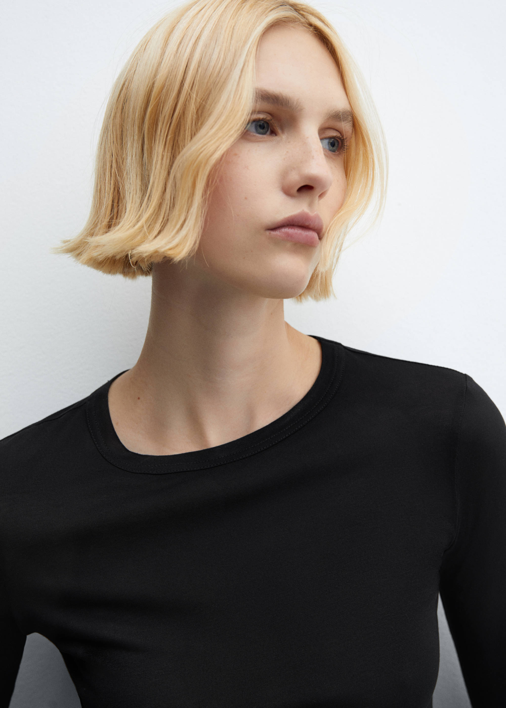 Round-neck long-sleeved t-shirt - Details of the article 1