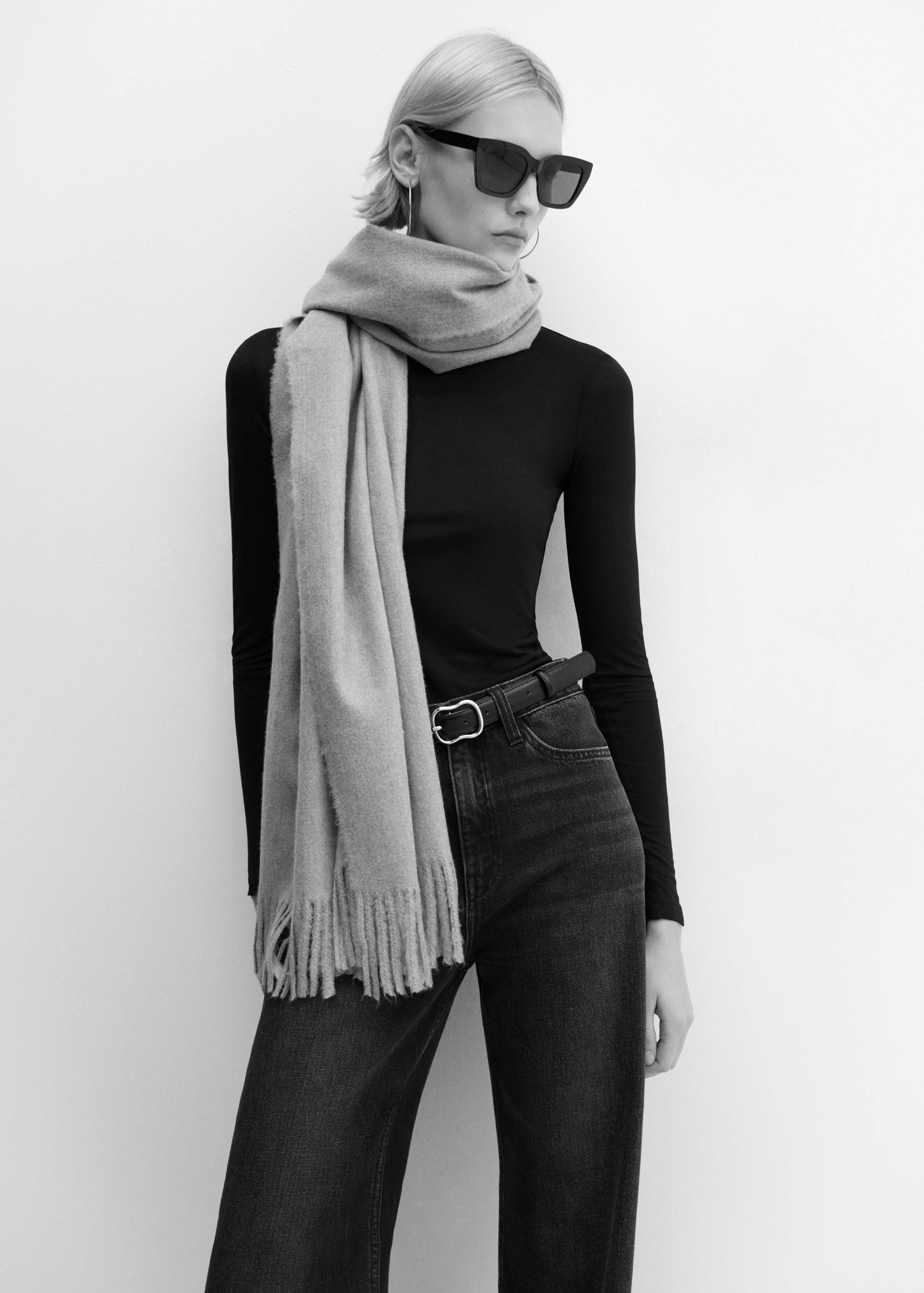 Round-neck long-sleeved t-shirt - Details of the article 2