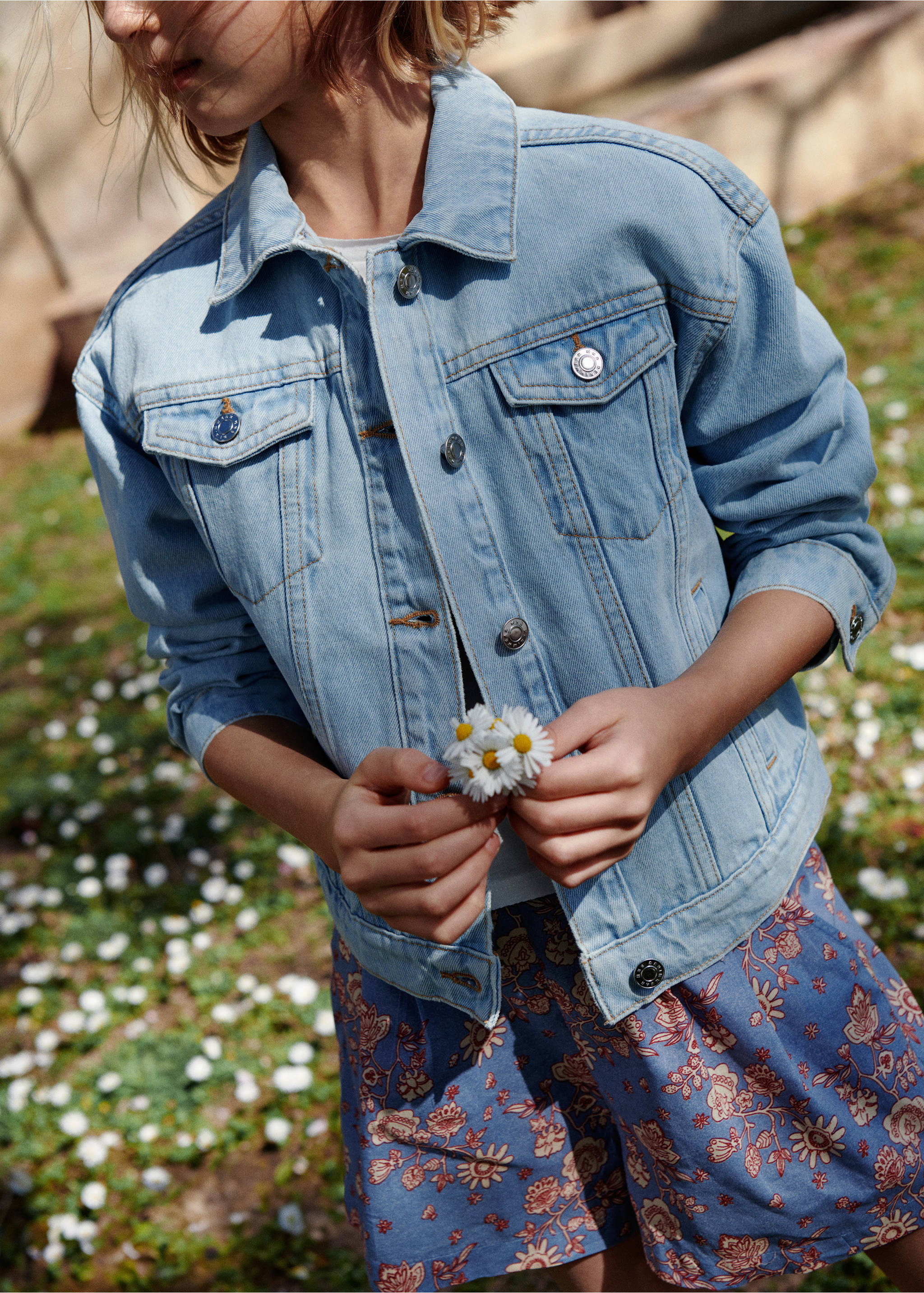 Jeansjacke mit Taschen - Detail des Artikels 5, Hellblau. Ref: 67053684-00.