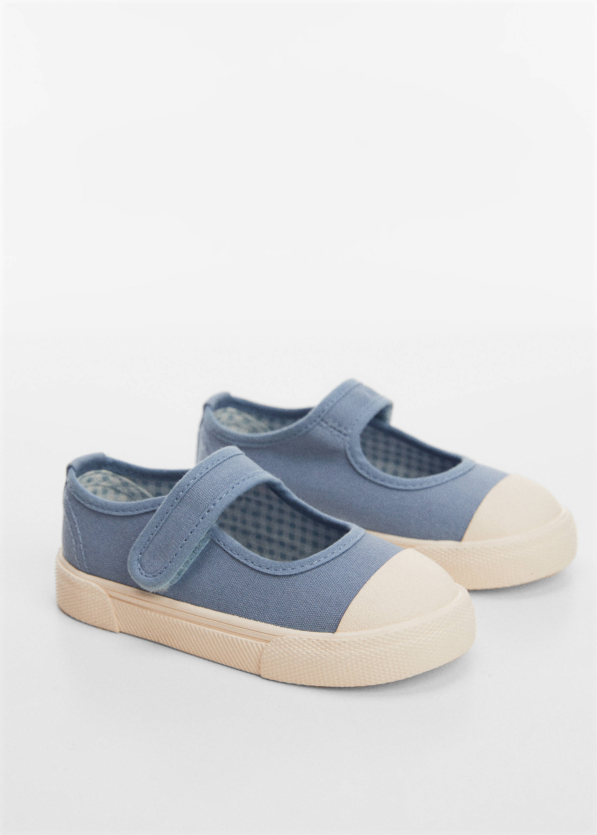 Bailarina deportiva abierta - Plano medio