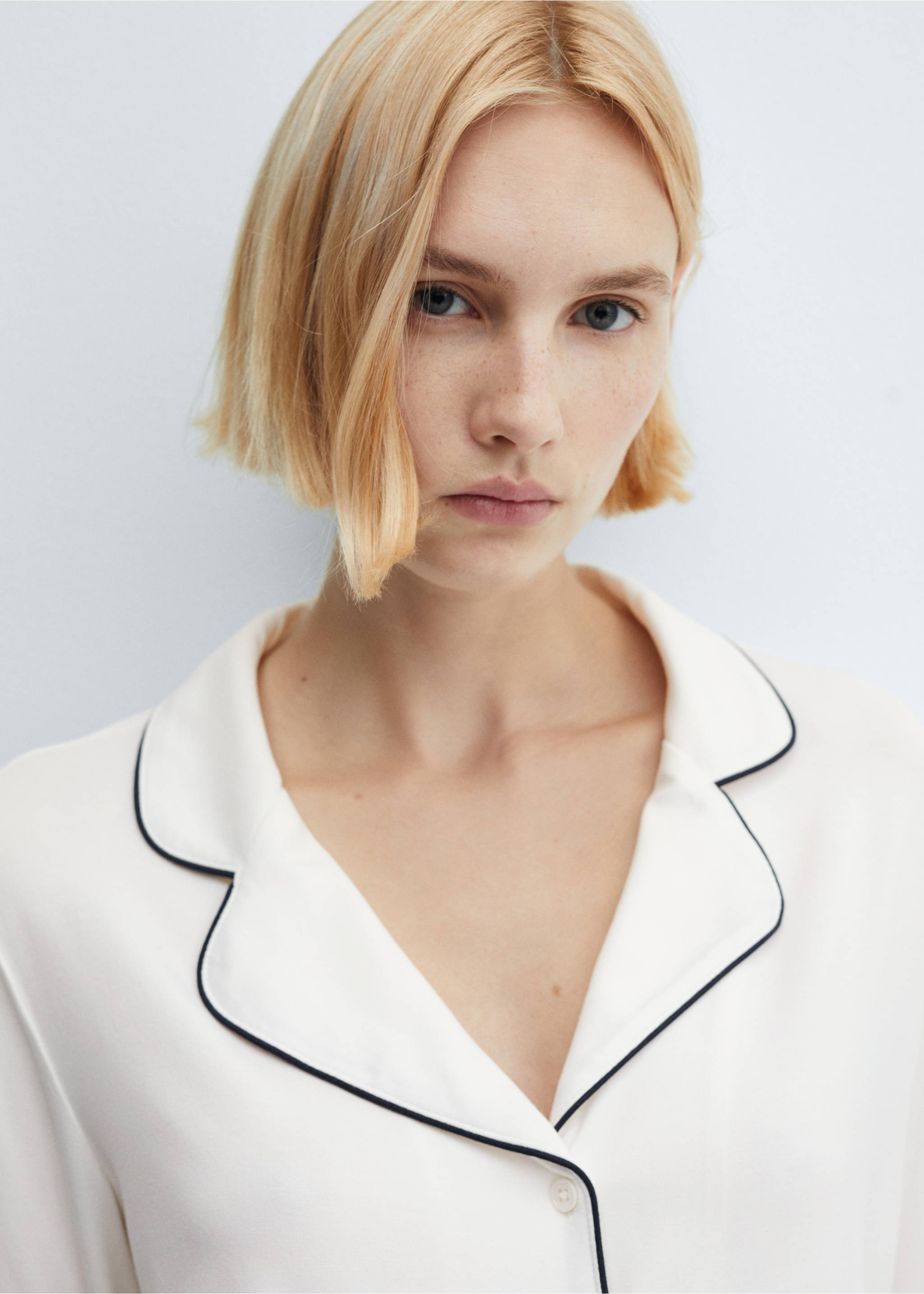 Pyjamahemd mit Borte - Detail des Artikels 1, Weiß. Ref: 67054020-00.