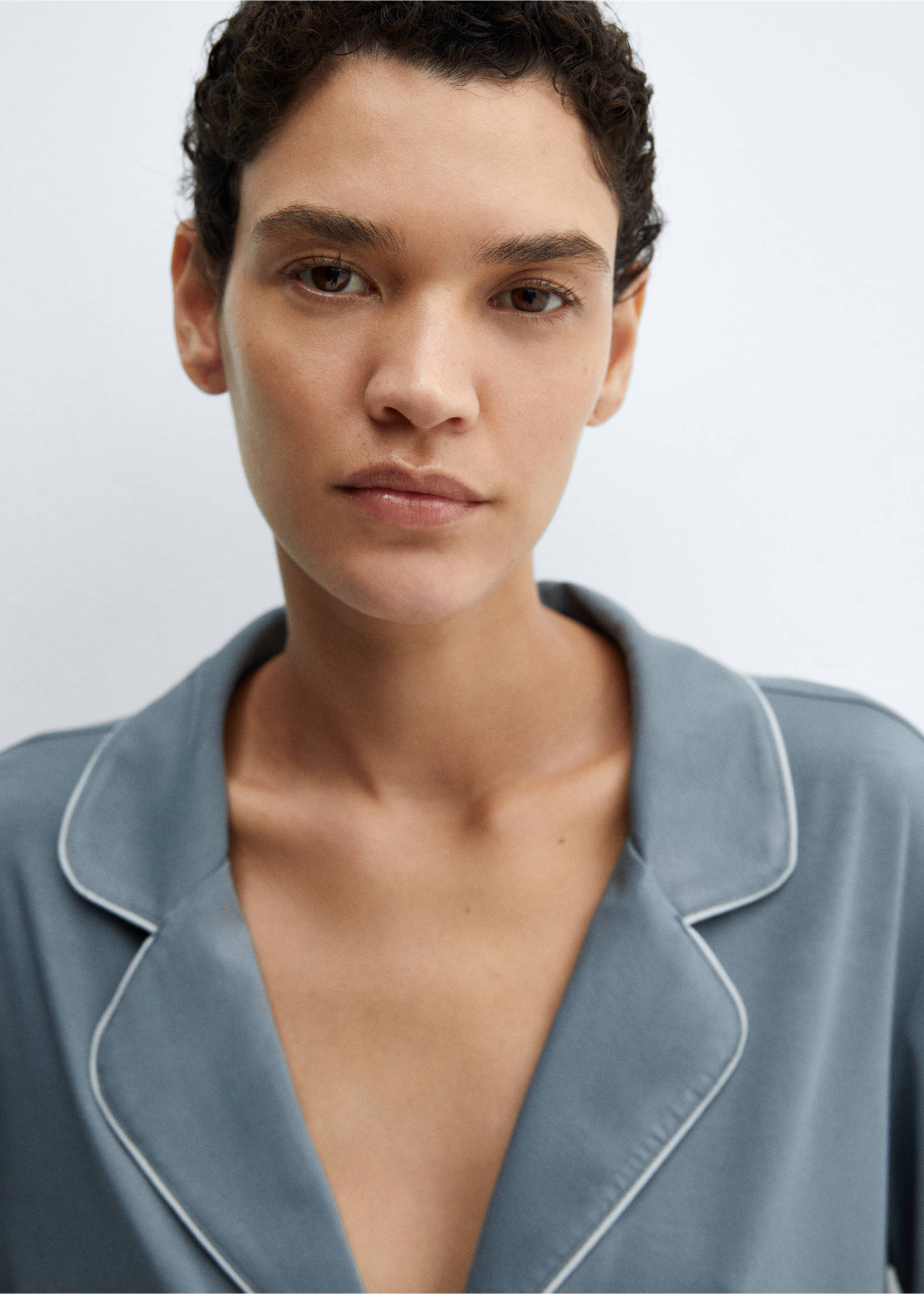 Pyjamahemd mit Borte - Detail des Artikels 1, Tintenblau. Ref: 67054020-00.