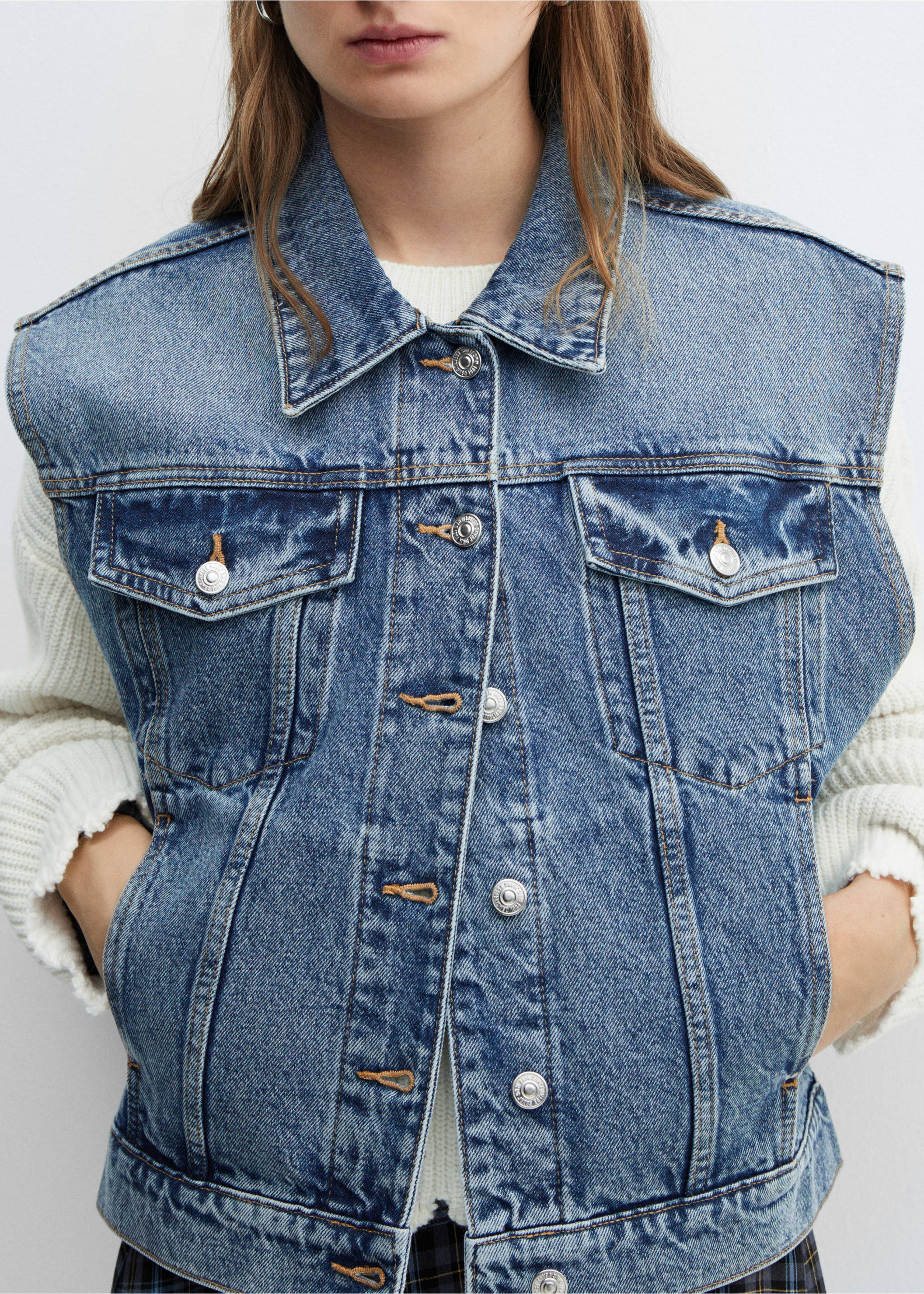 Oversized denim gilet - Details of the article 6, Medium Blue. Ref: 67054021-00.