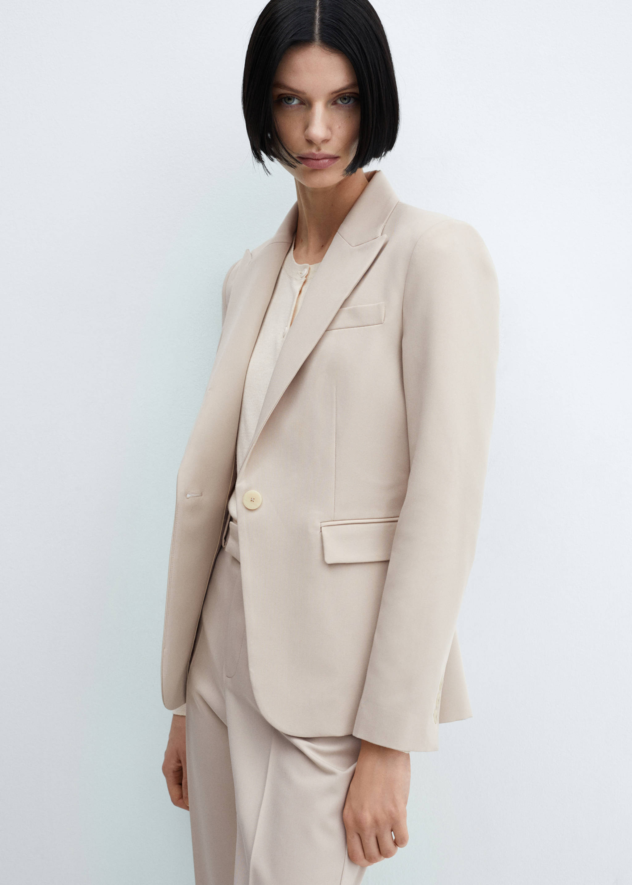 Americana traje entallada - Plano medio