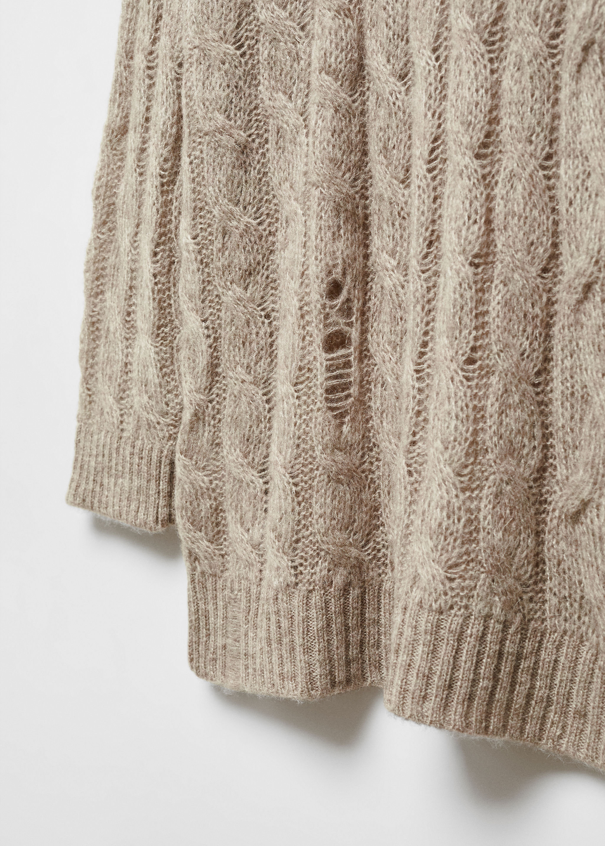 Langer Pullover mit Zierrissen - Detail des Artikels 8