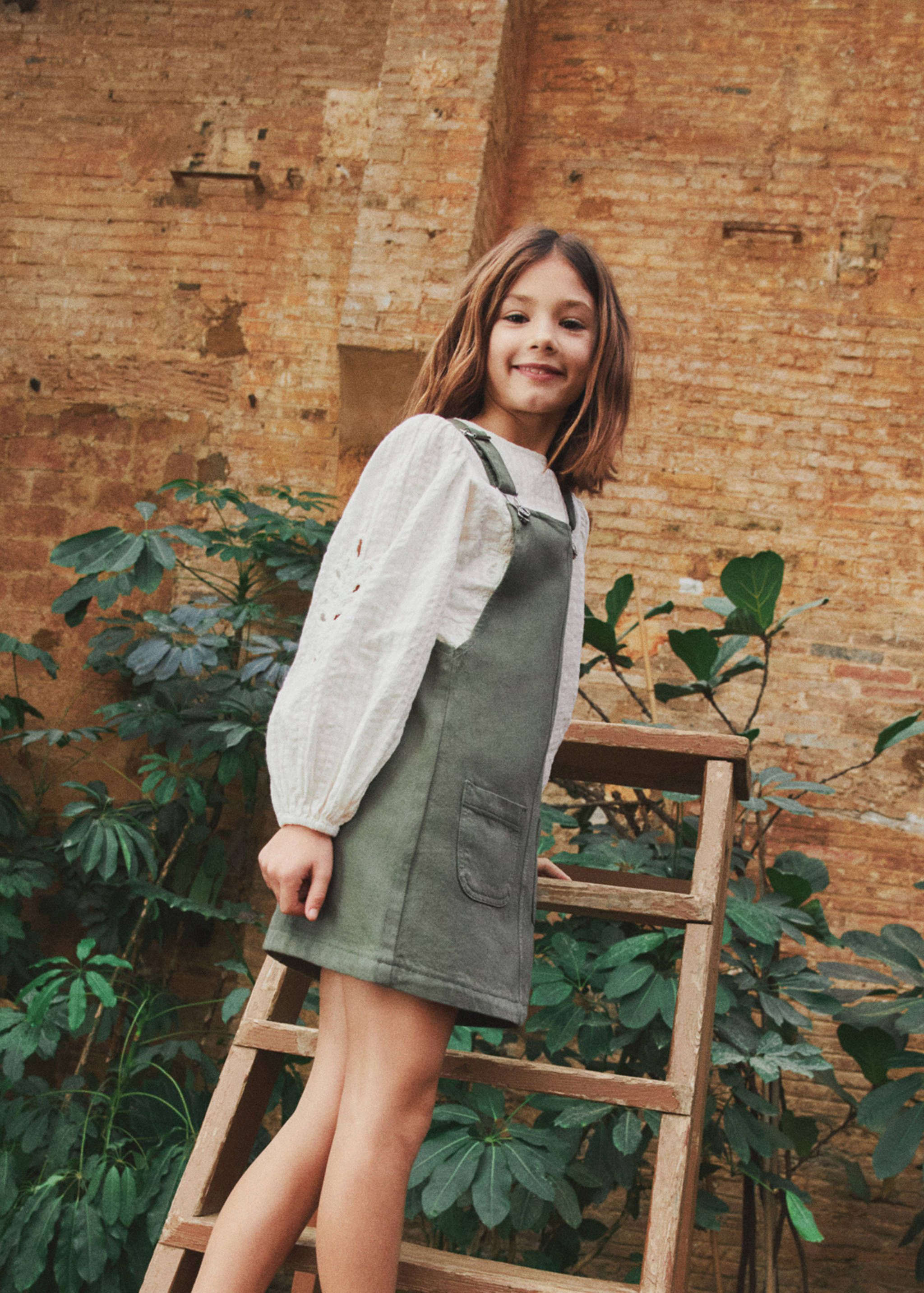 Short denim pinafore - Details of the article 5