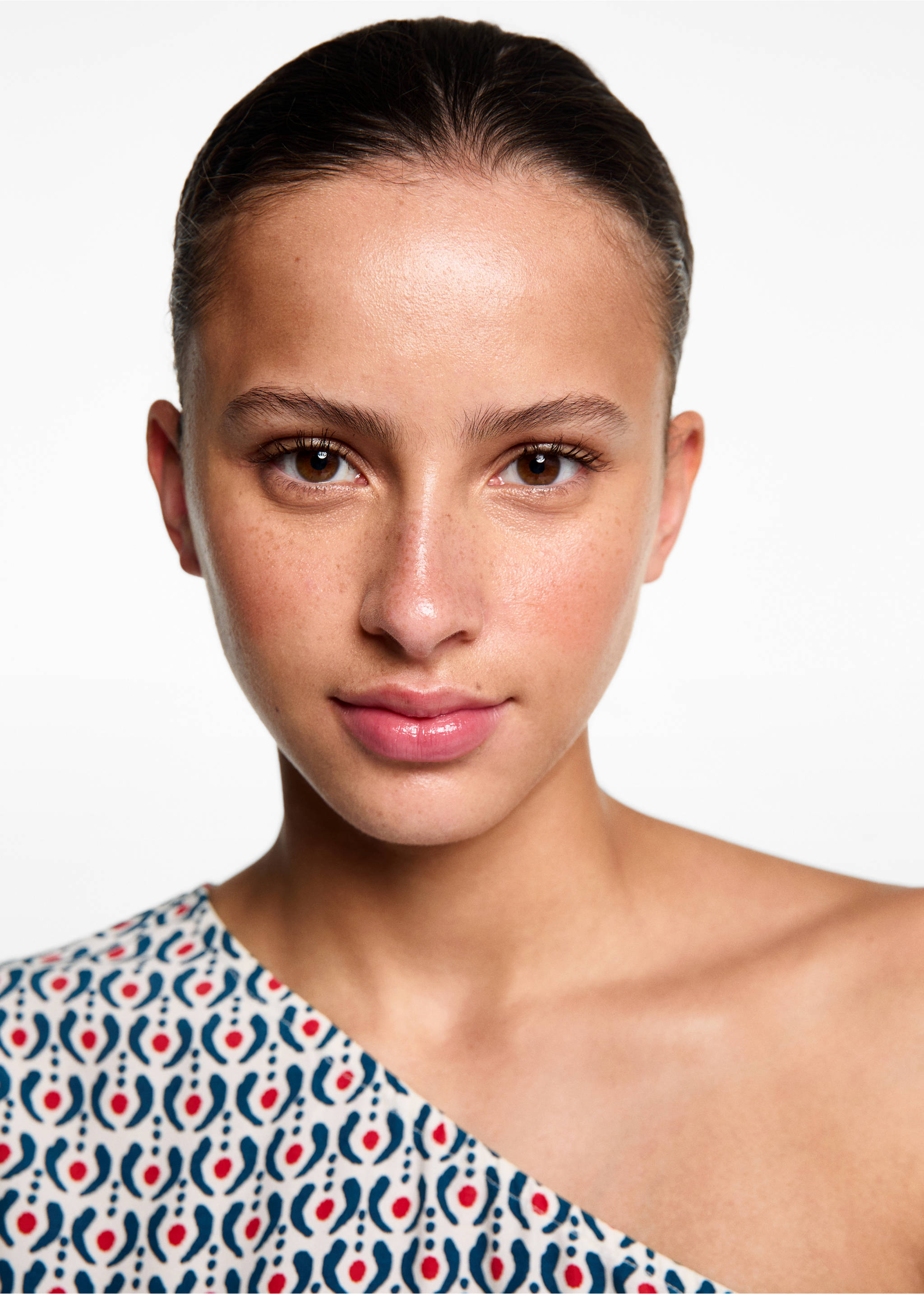 Asymmetrisk bluse med trykk - Artikkeldetalj 1, Ecru. Ref: 67054465-00.