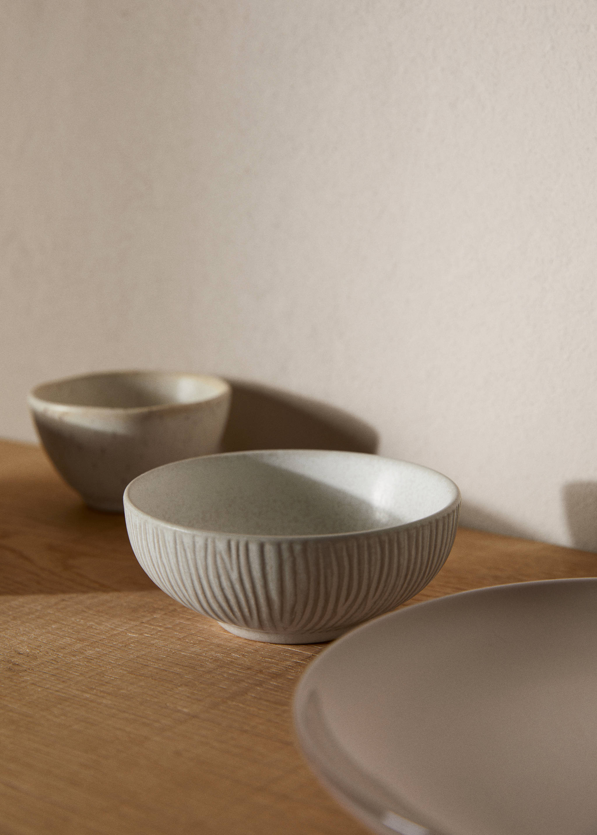 Stoneware bowl with relief lines - General plane