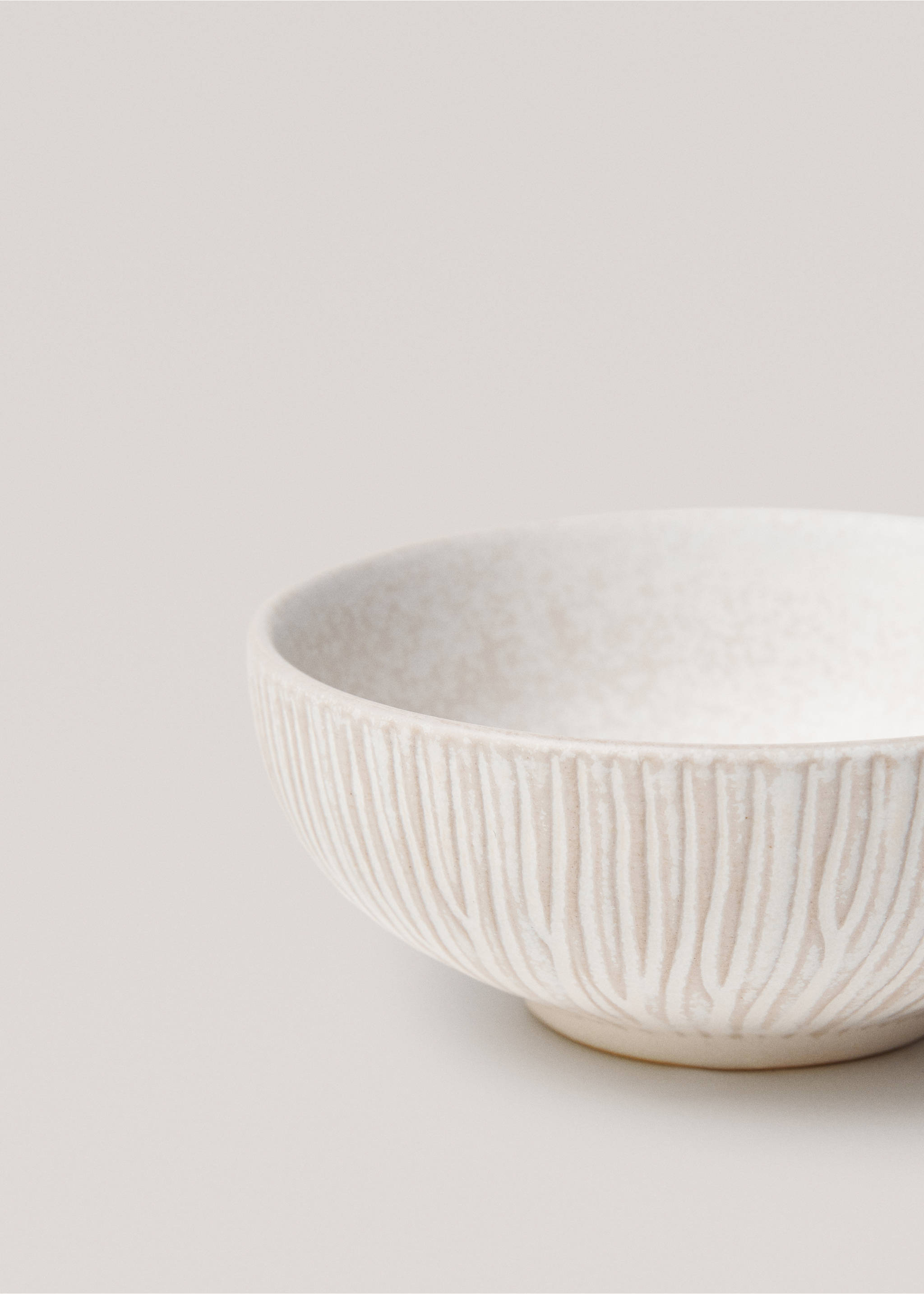 Stoneware bowl with relief lines - Details of the article 1, Ivory White. Ref: 67055150-00.