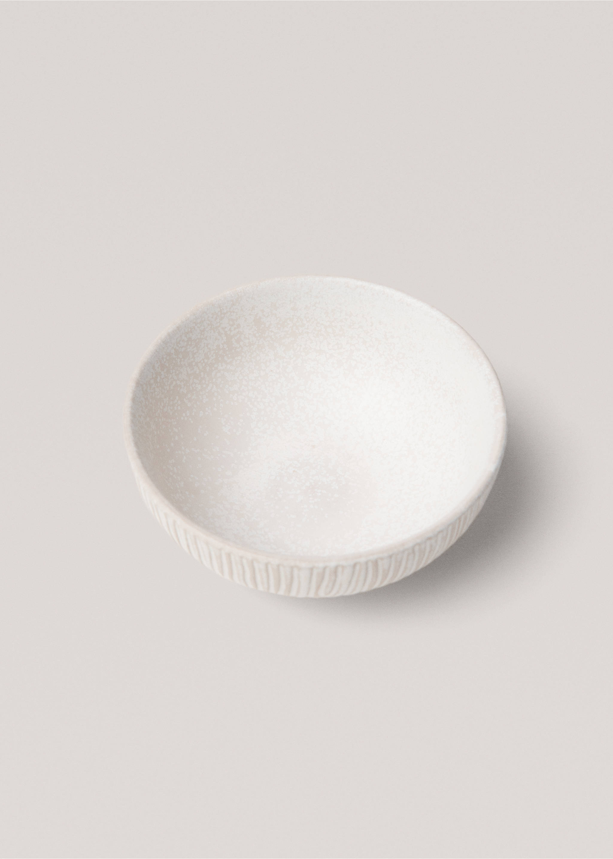 Stoneware bowl with relief lines - Details of the article 2, Ivory White. Ref: 67055150-00.