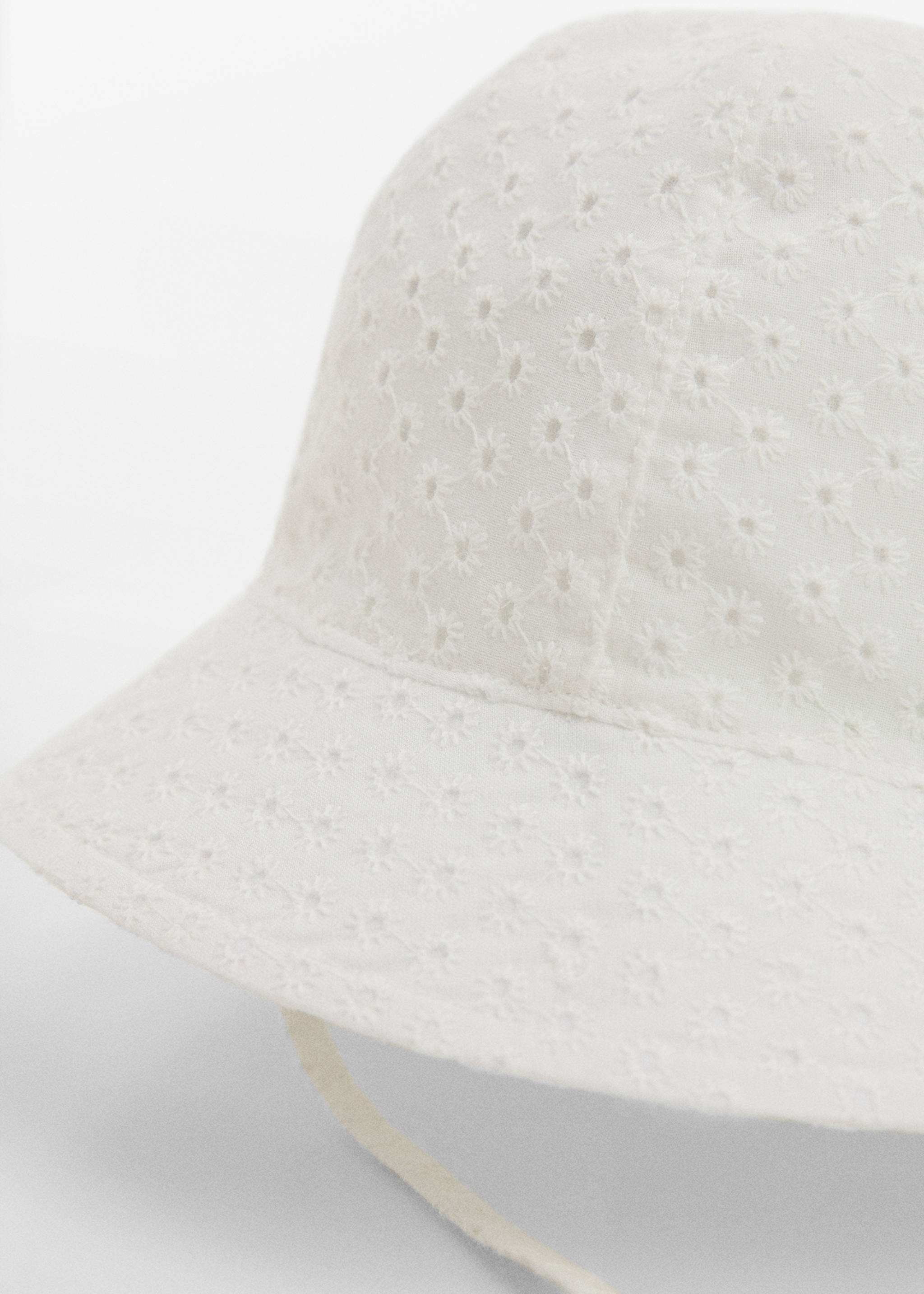 Chapeau bob fleurs - Plan moyen