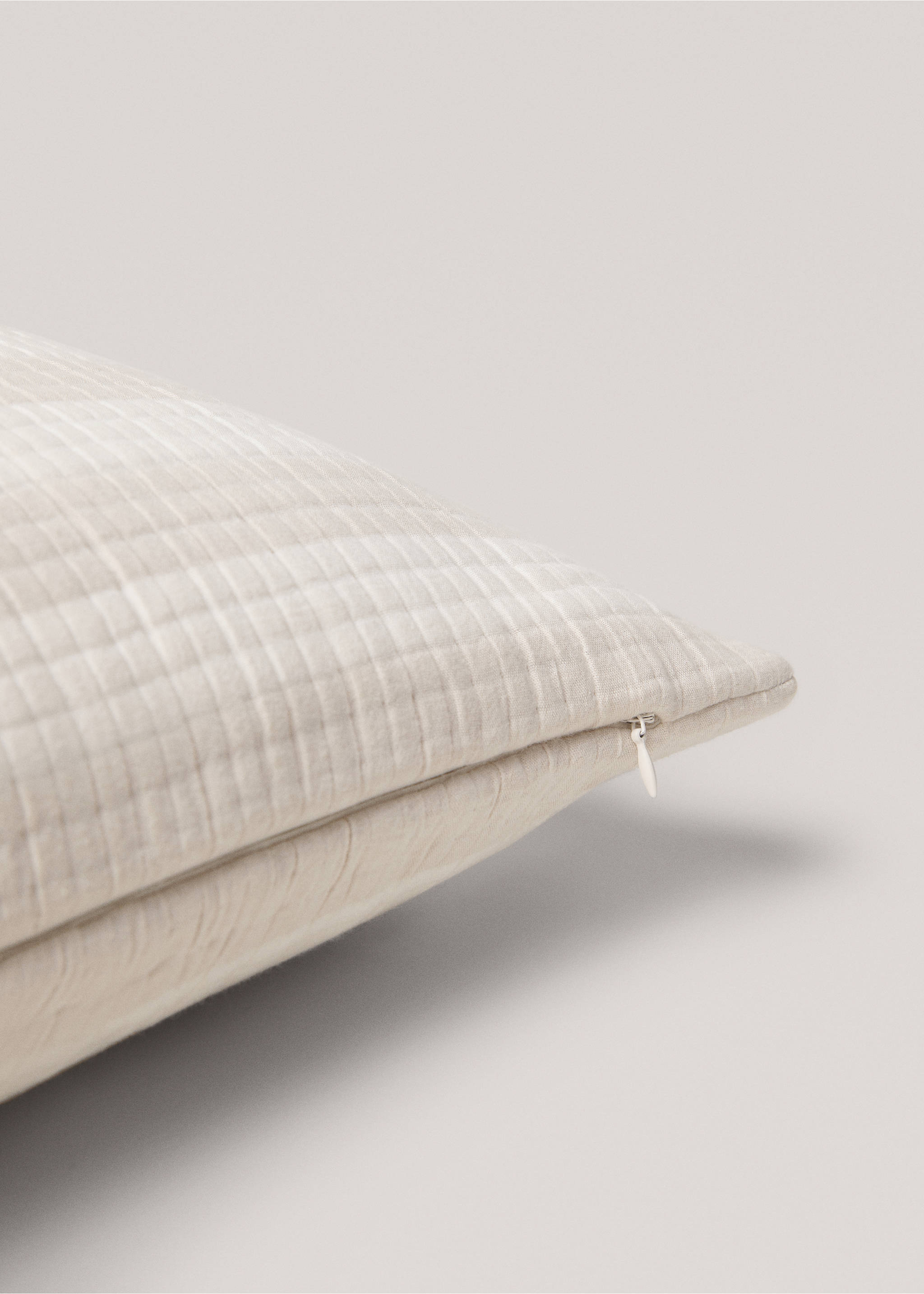 Kissenhülle aus 100 % Baumwolle mit gewebtem Streifen 60 x 60 cm - Detail des Artikels 3, Sandfarben. Ref: 67056013-00.