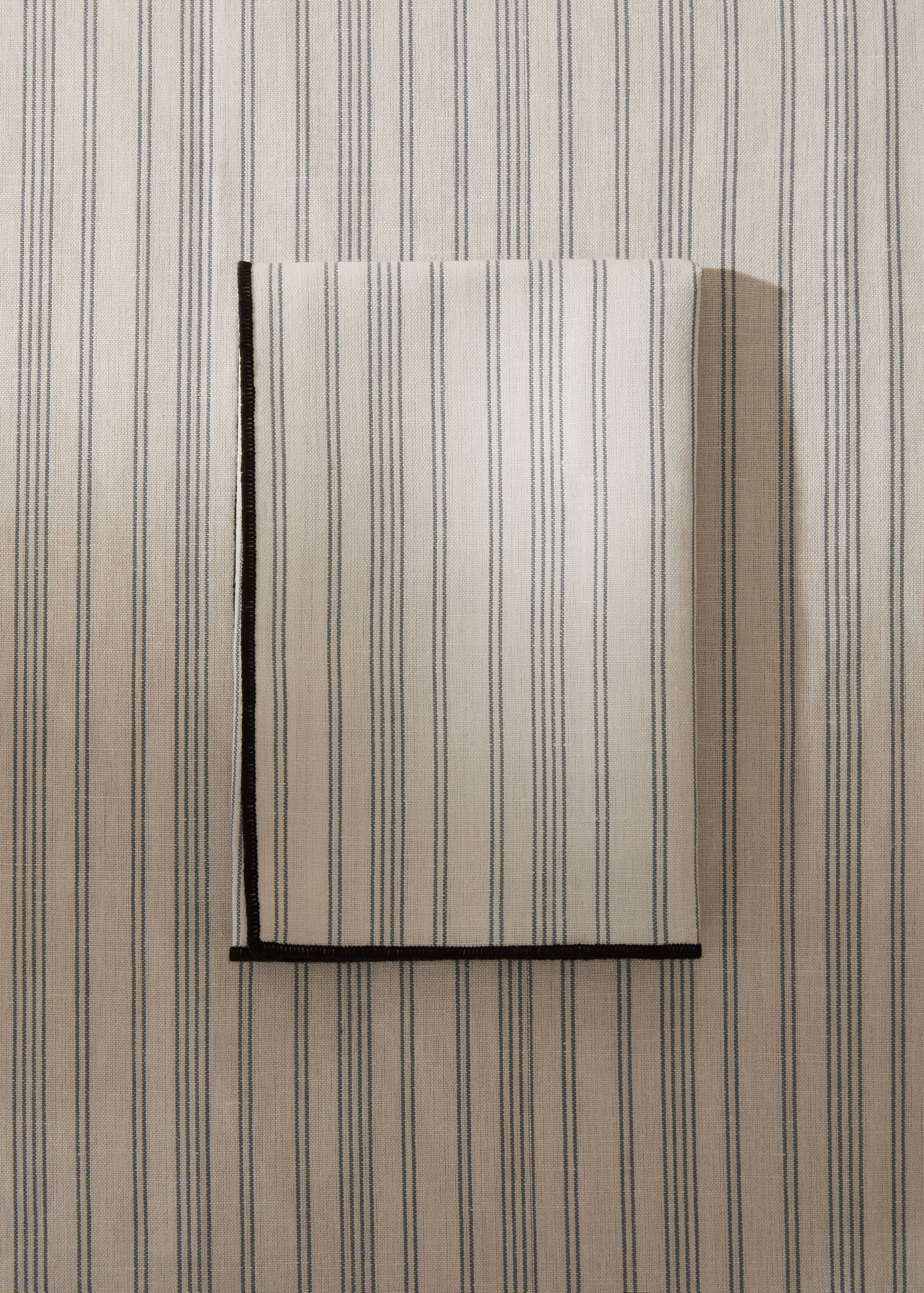 Guardanapo de linho e algodão com debrum em encontraste - Plano geral