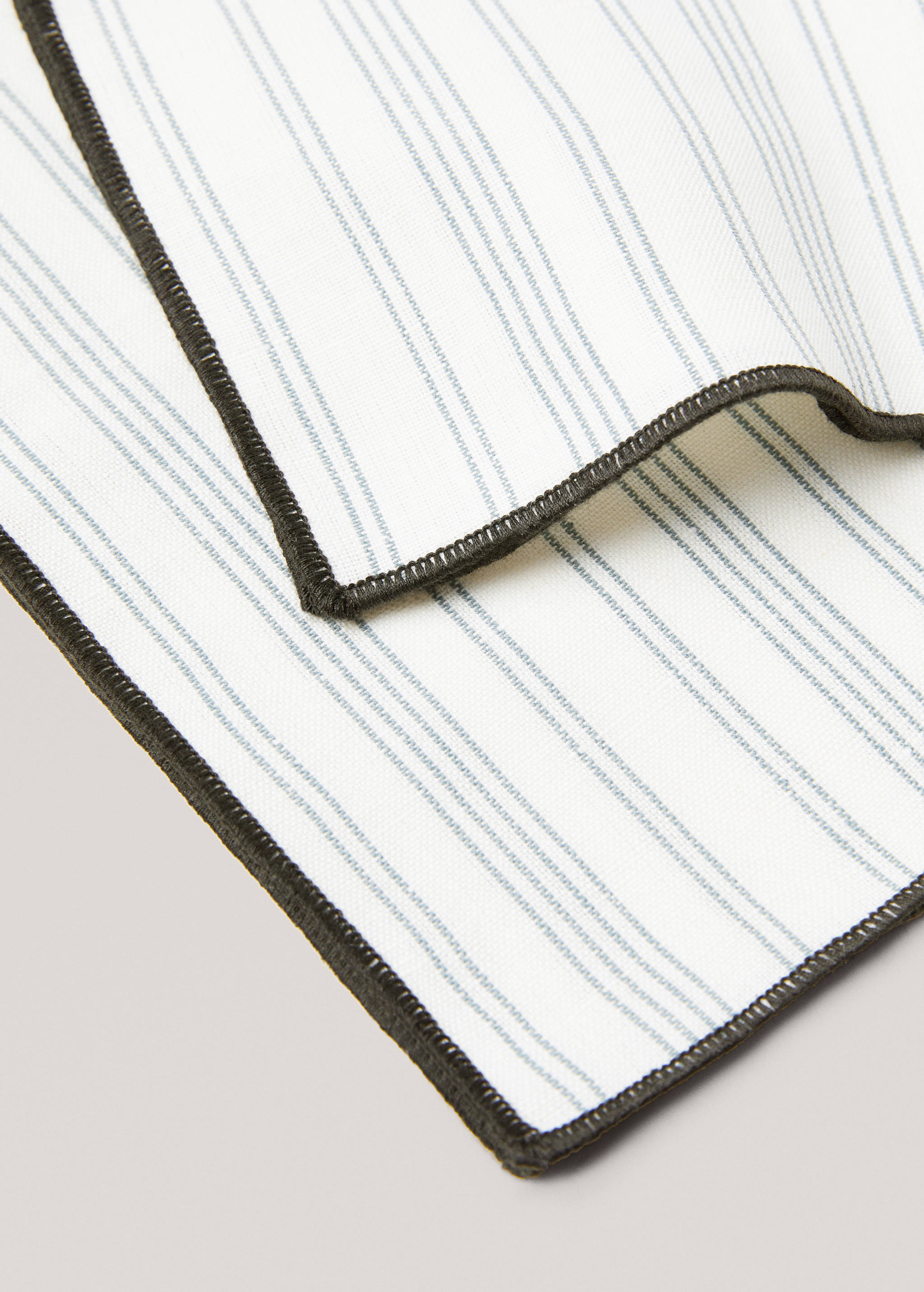 Guardanapo de linho e algodão com debrum em encontraste - Pormenor do artigo 2