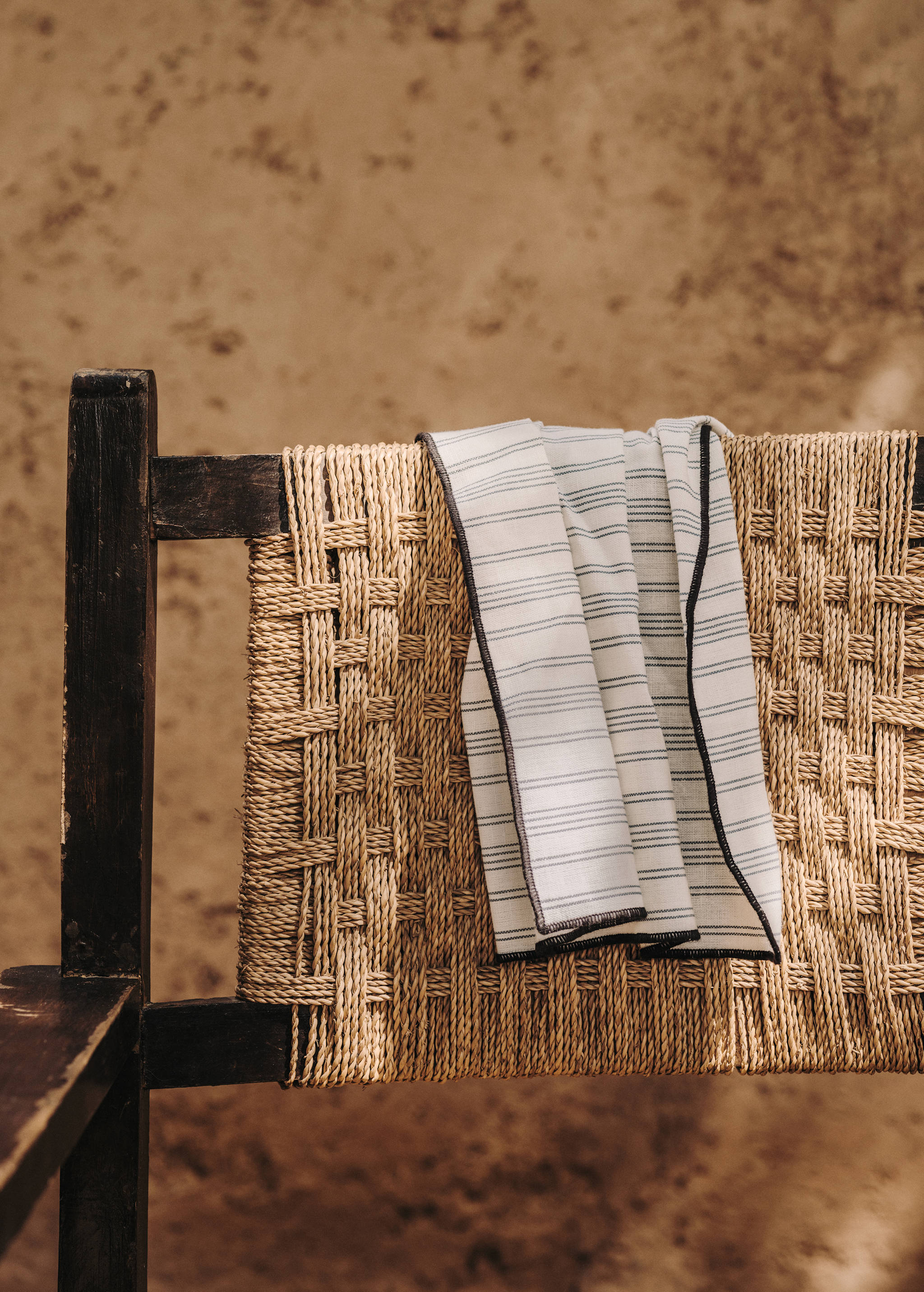 Guardanapo de linho e algodão com debrum em encontraste - Pormenor do artigo 6