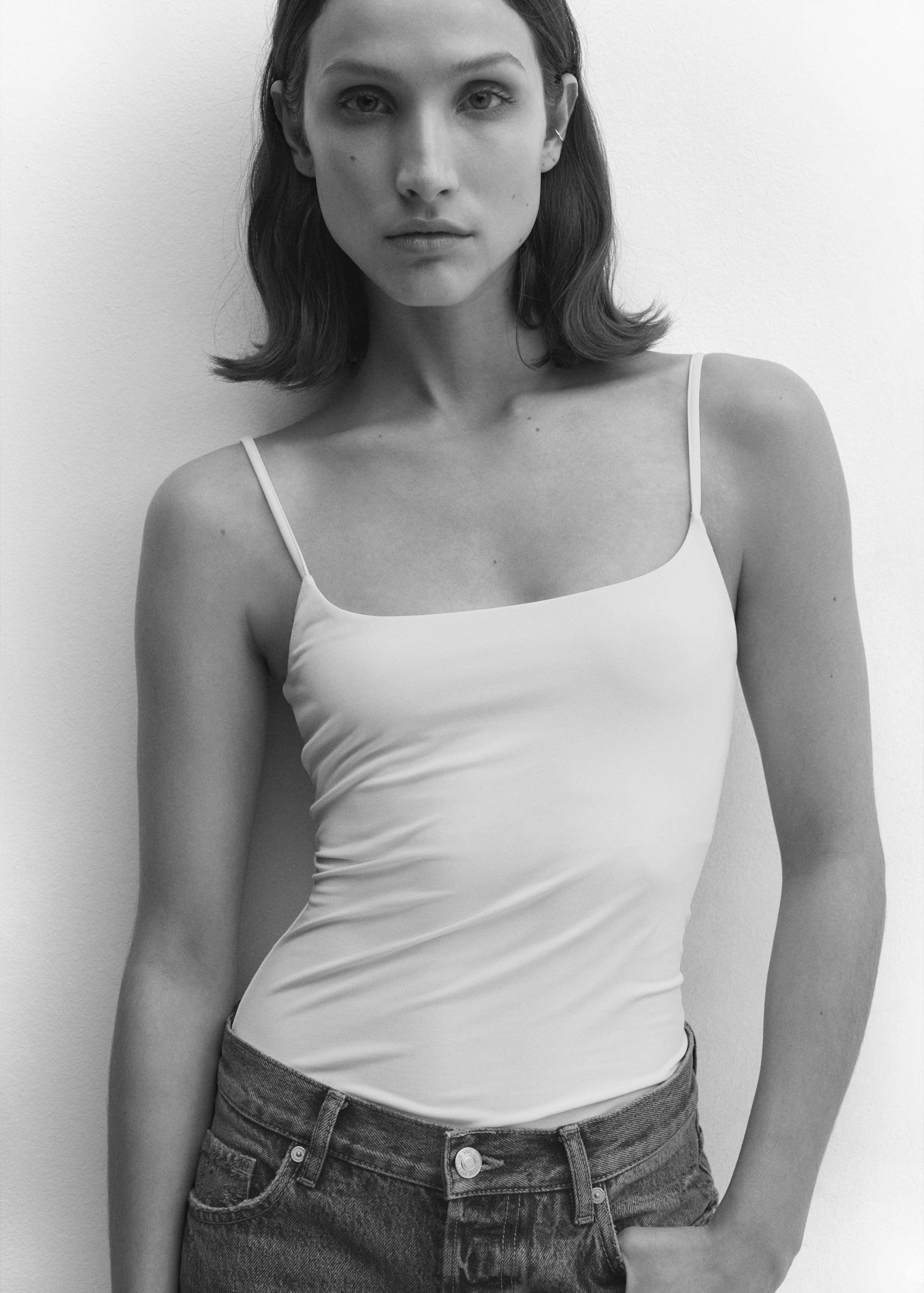 Trägertop mit ausgeschnittenem Dekolleté - Mittlere Ansicht